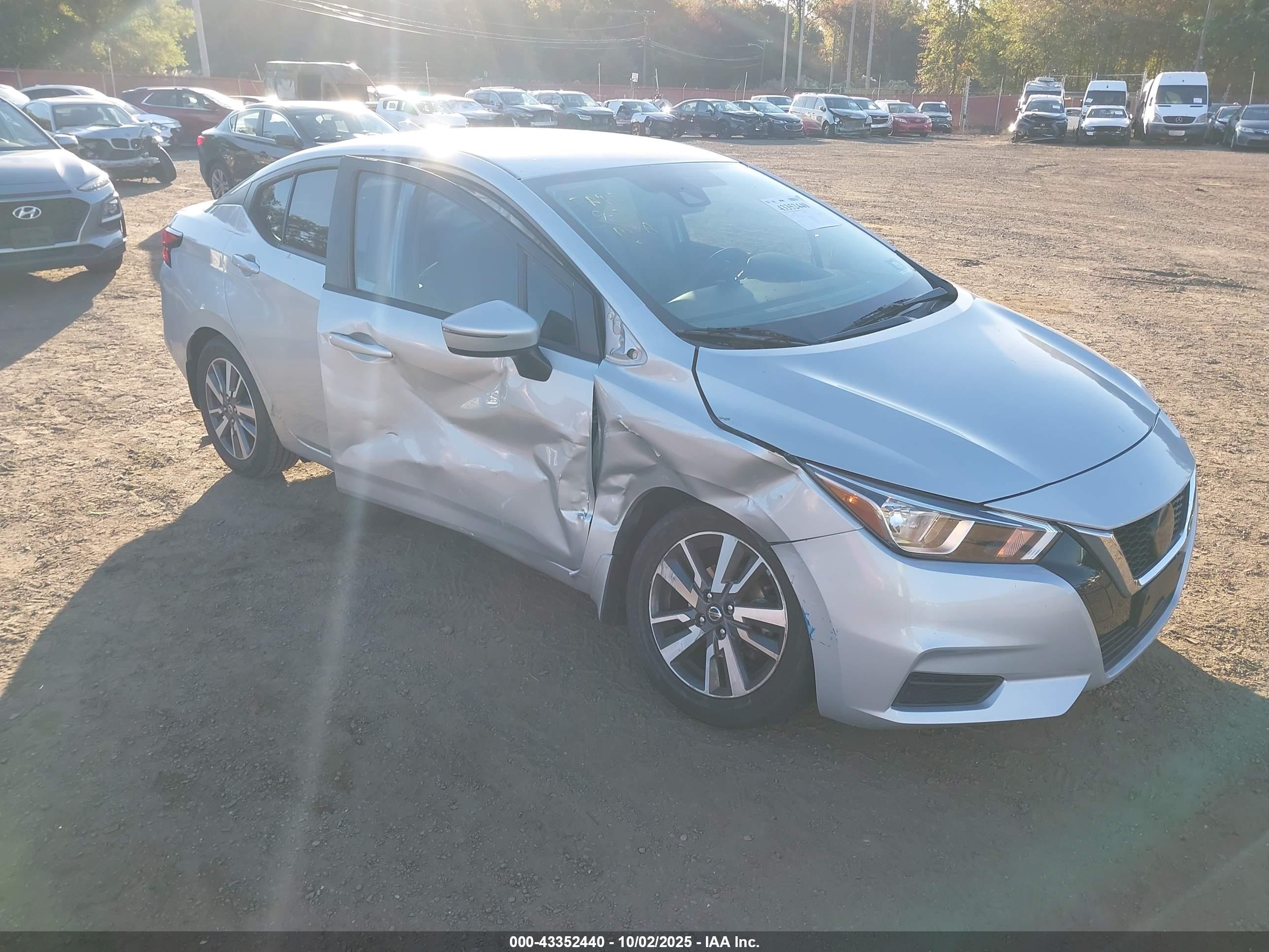 NISSAN VERSA image 6
