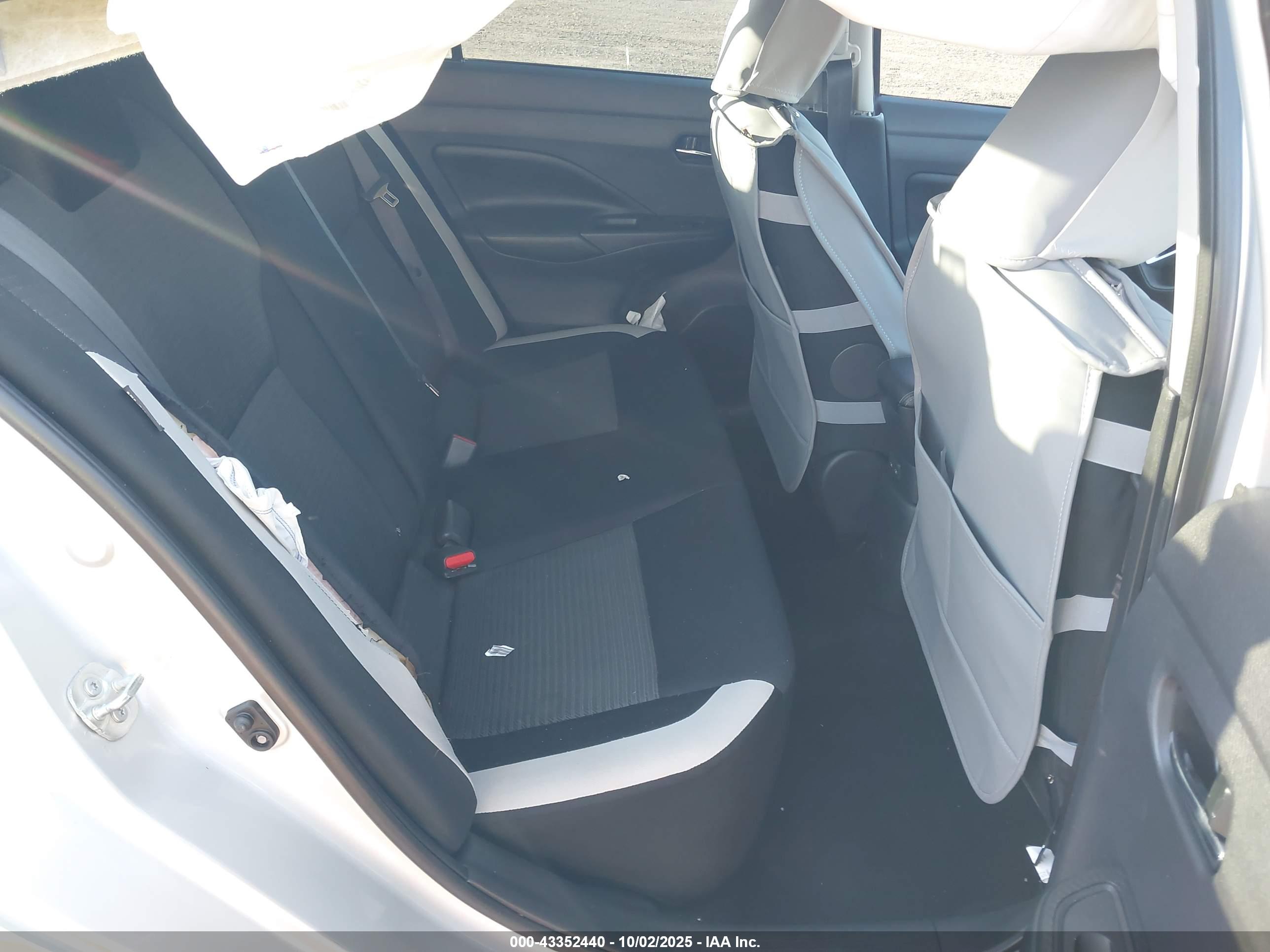 NISSAN VERSA image 8
