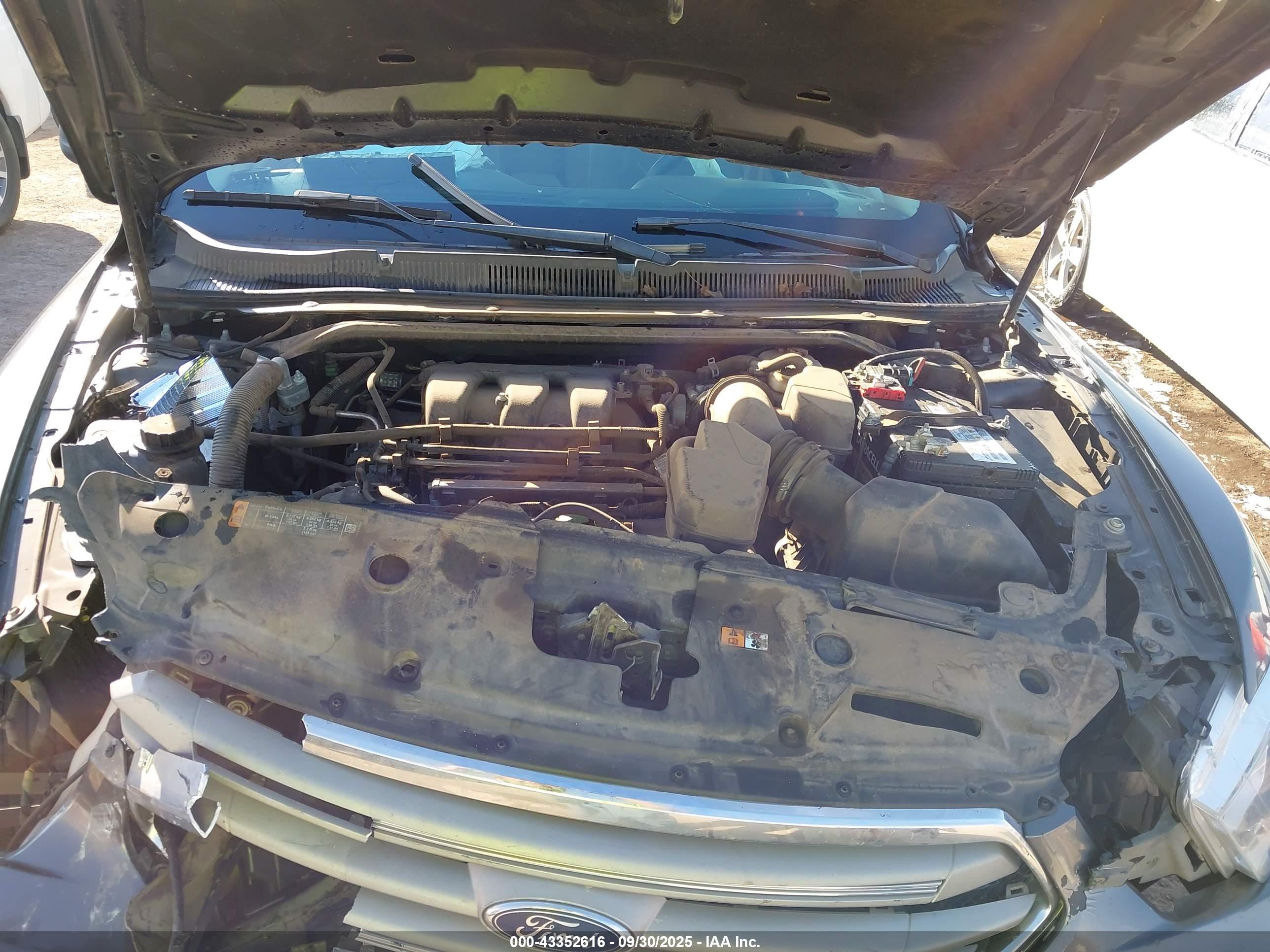 FORD TAURUS image 10