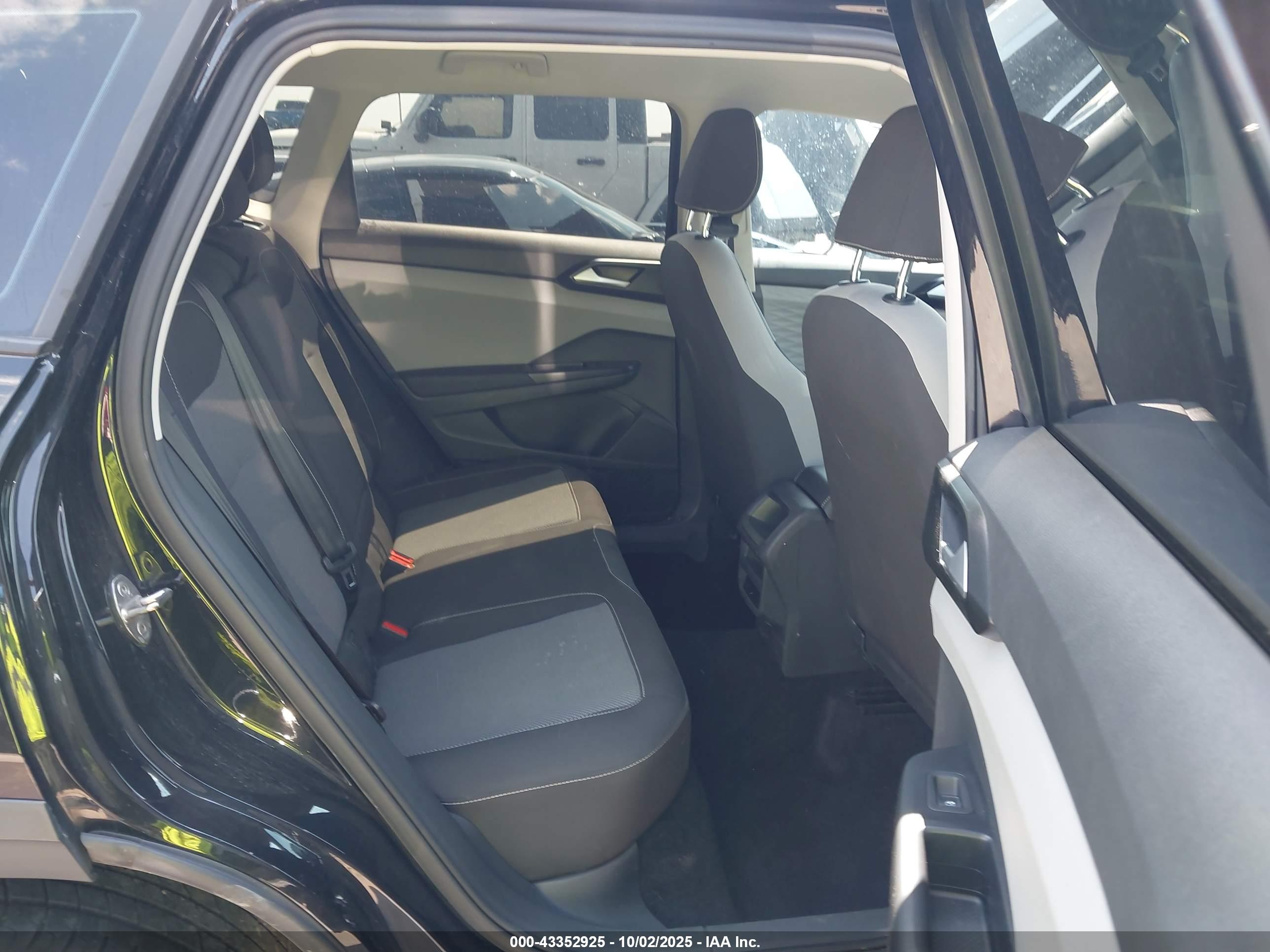VOLKSWAGEN TAOS image 8