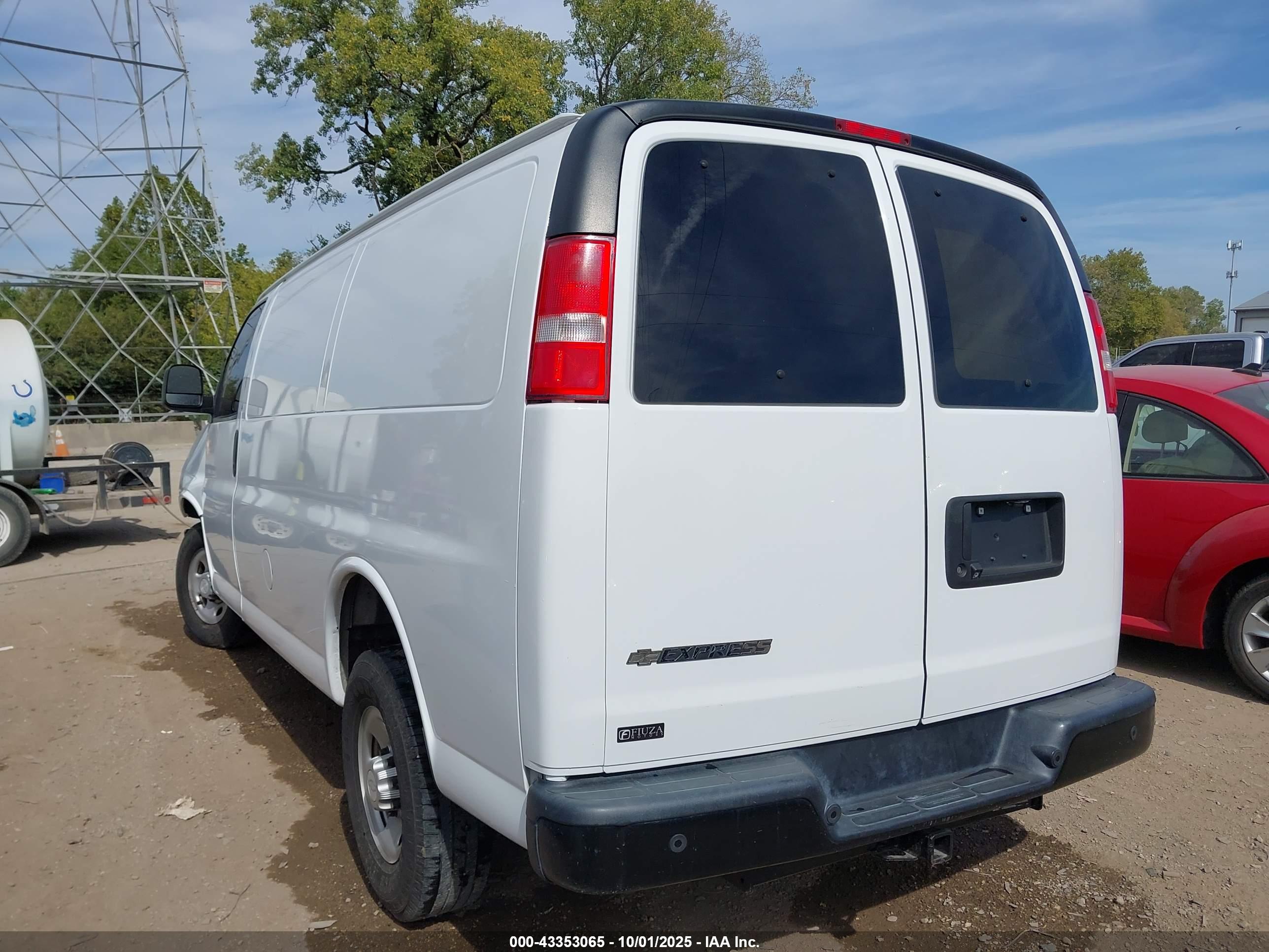 CHEVROLET EXPRESS image 3