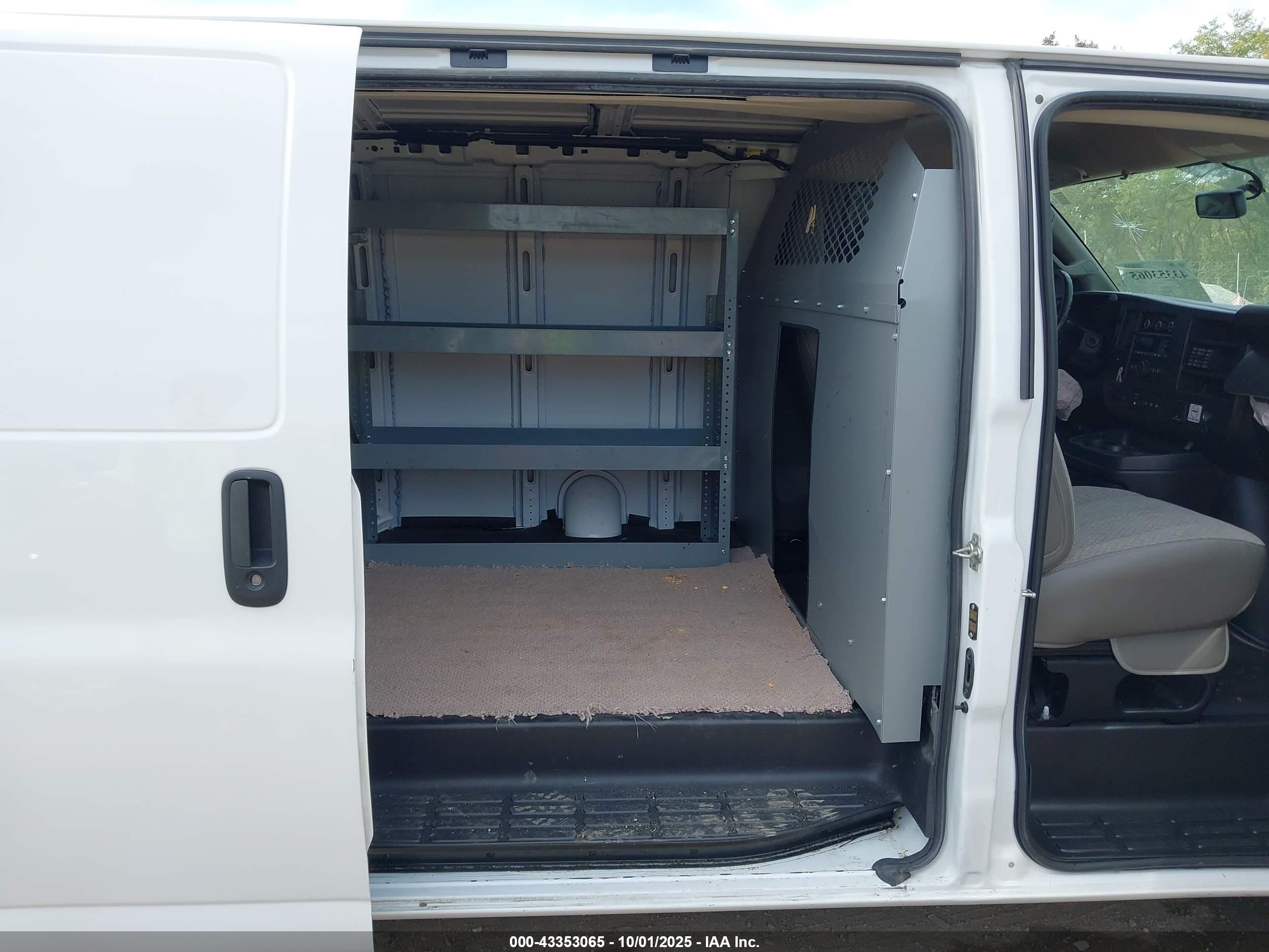 CHEVROLET EXPRESS image 8