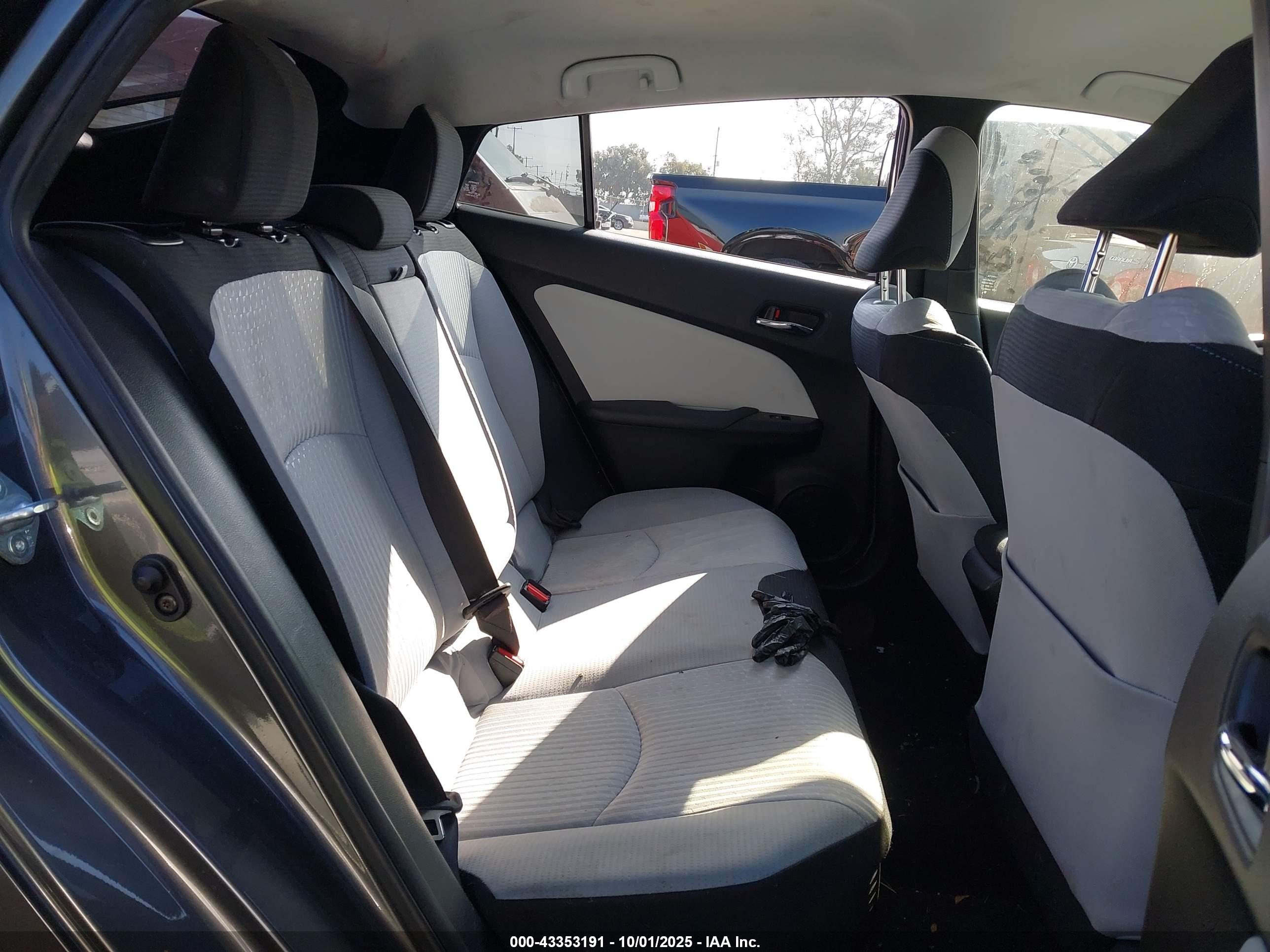 TOYOTA PRIUS image 8