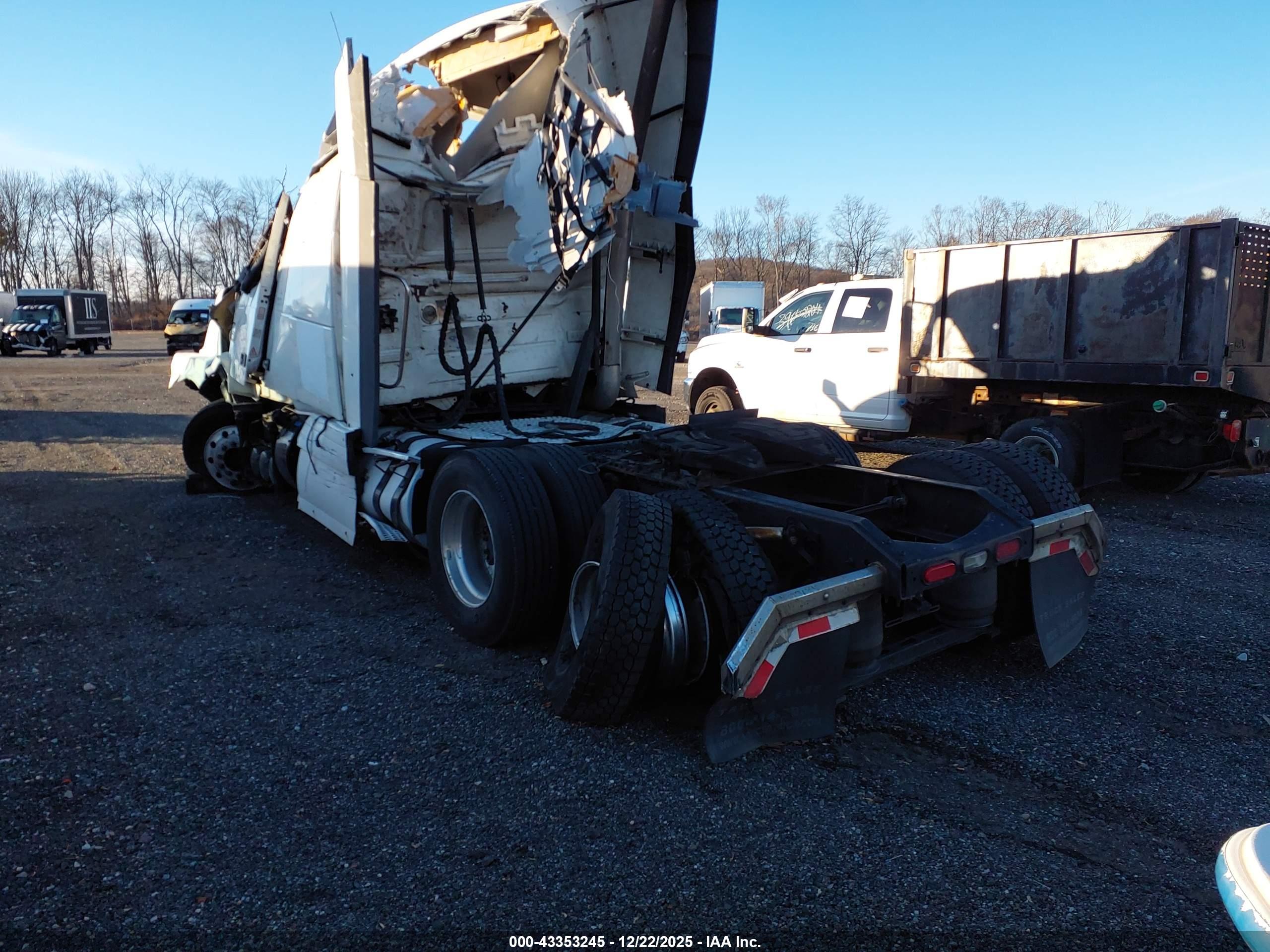 VOLVO VN image 3