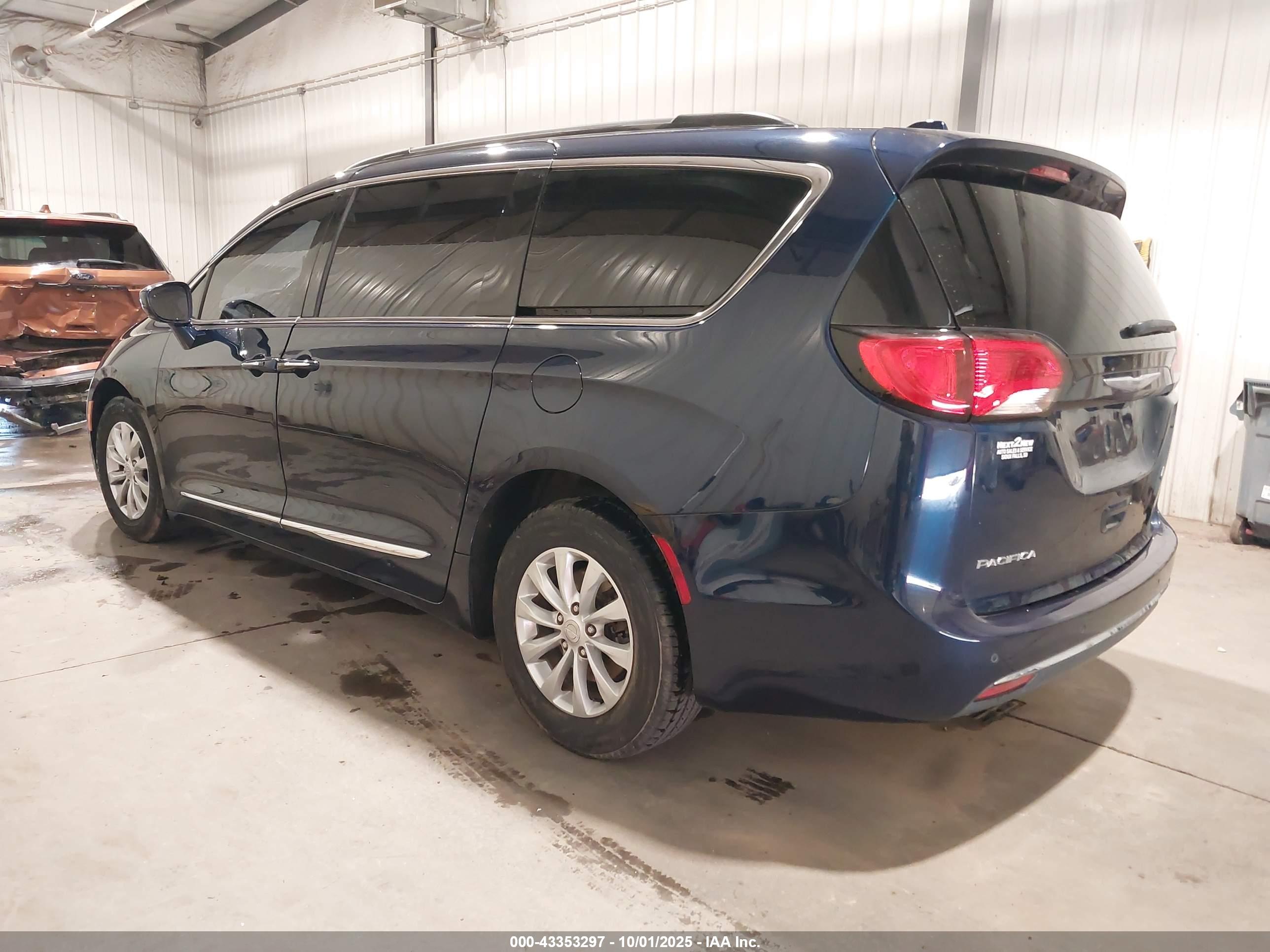 CHRYSLER PACIFICA image 3