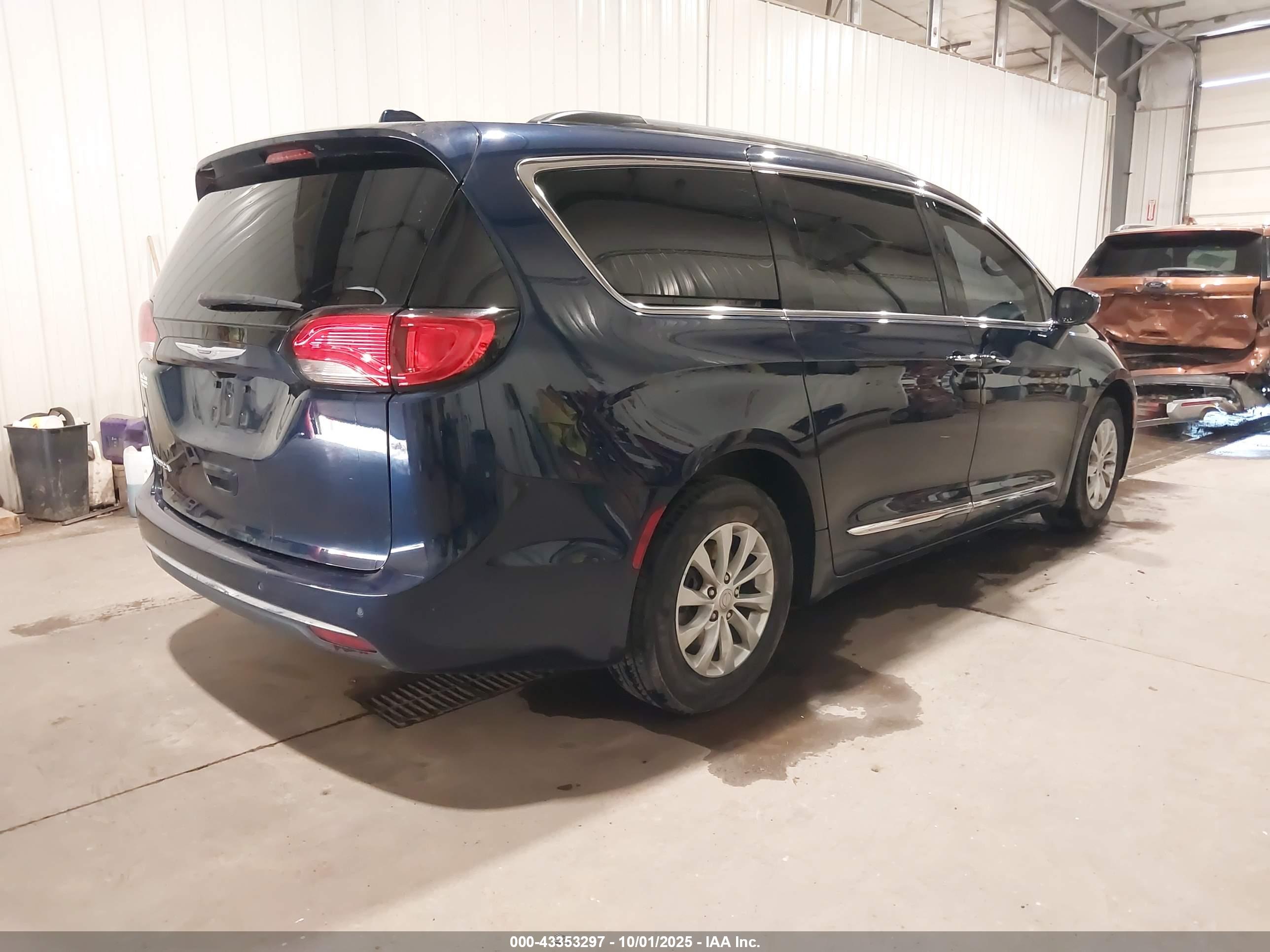 CHRYSLER PACIFICA image 4