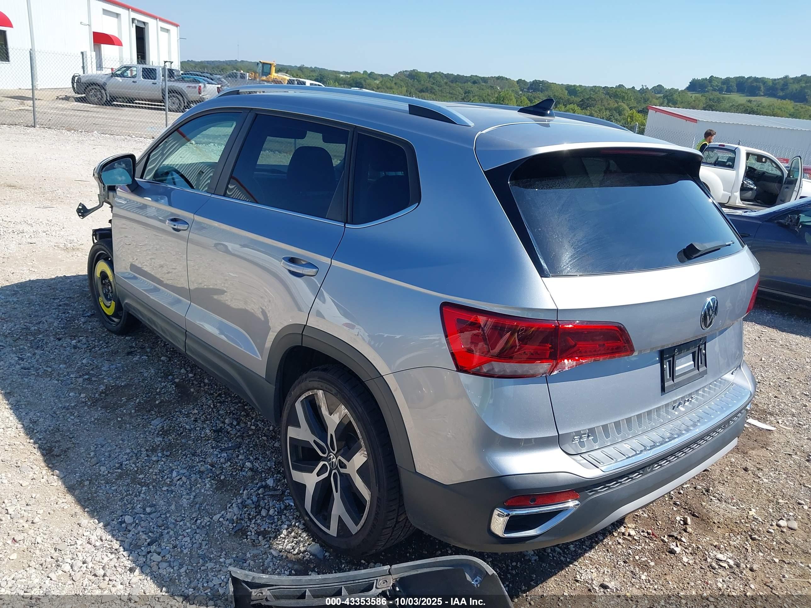 VOLKSWAGEN TAOS image 3