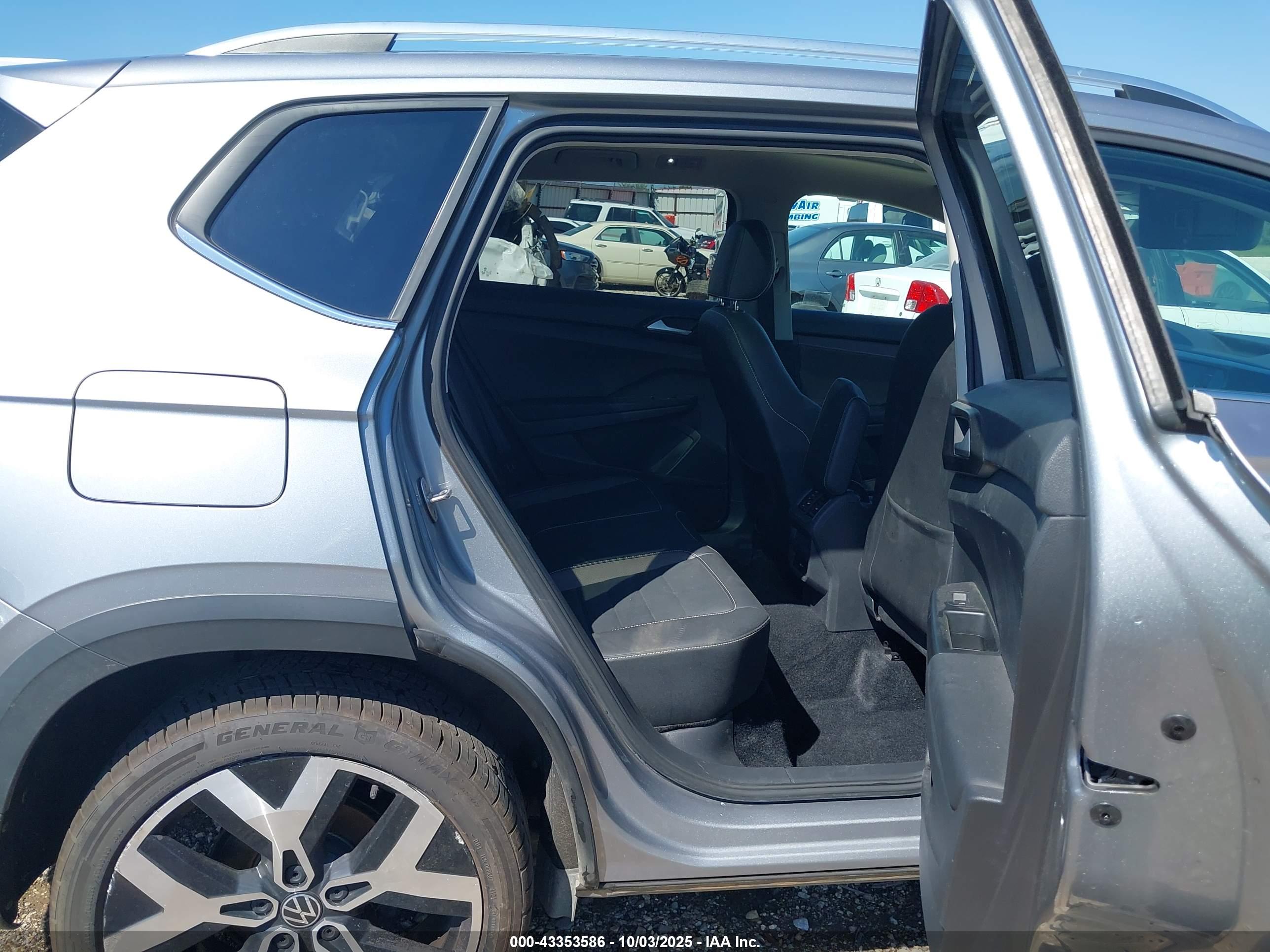 VOLKSWAGEN TAOS image 8
