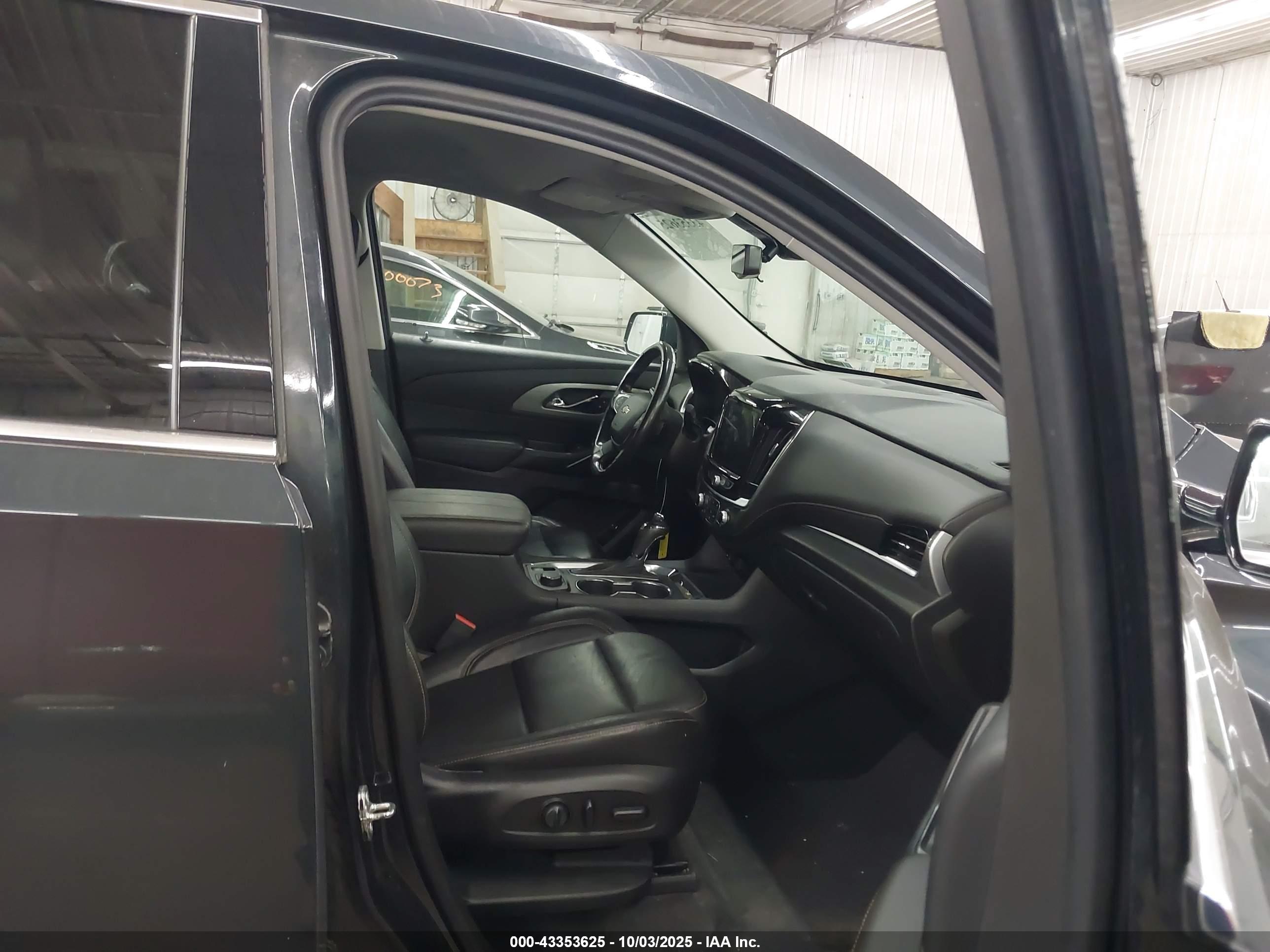 CHEVROLET TRAVERSE image 5
