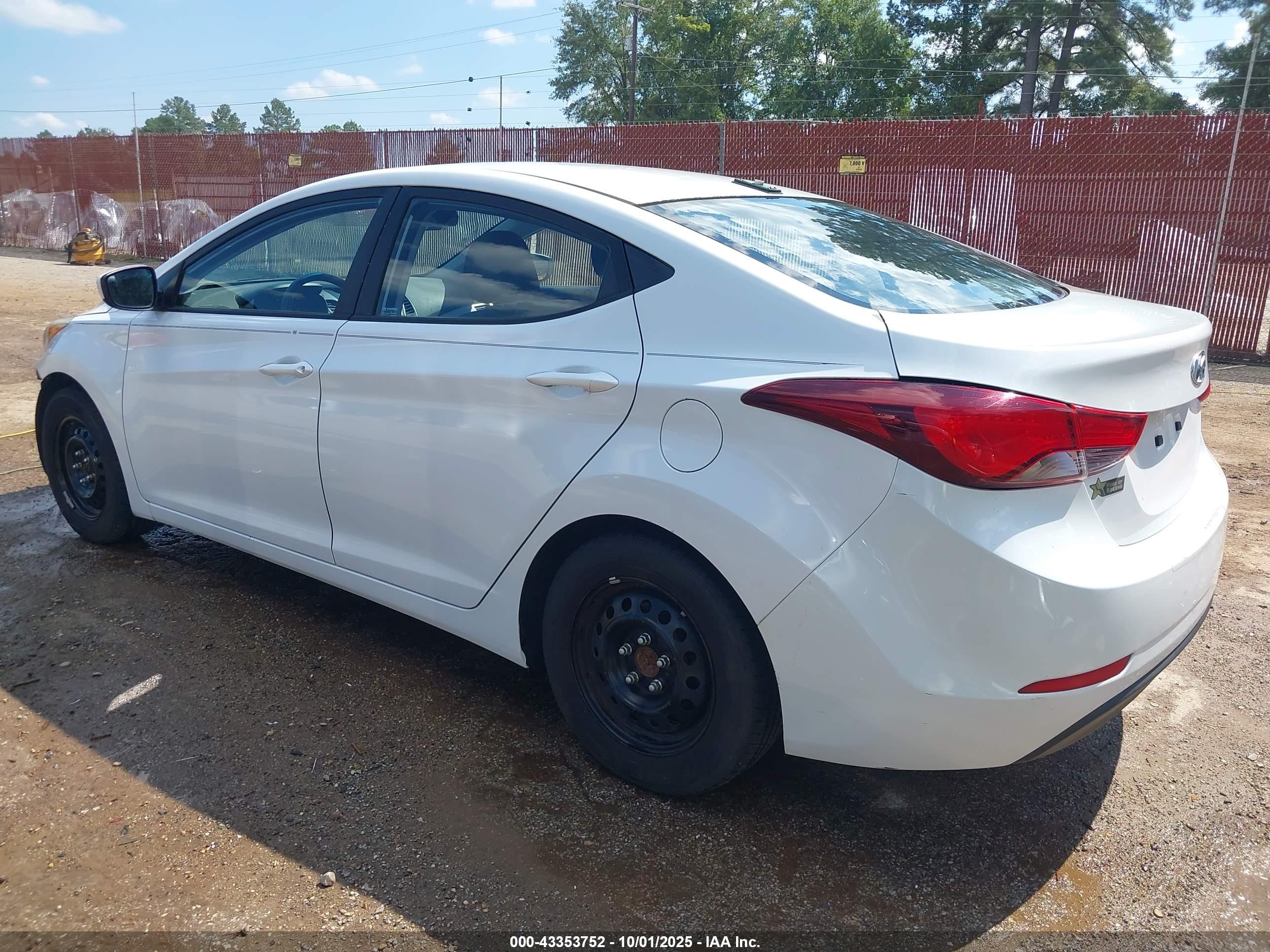 HYUNDAI ELANTRA image 3