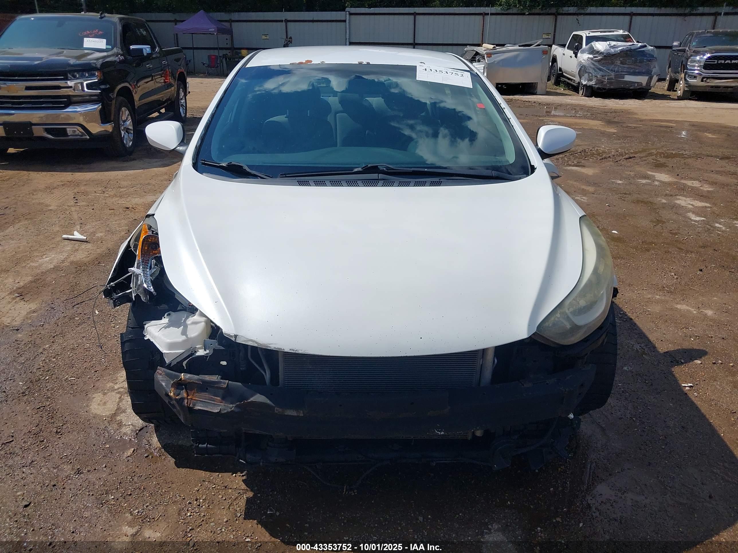 HYUNDAI ELANTRA image 6
