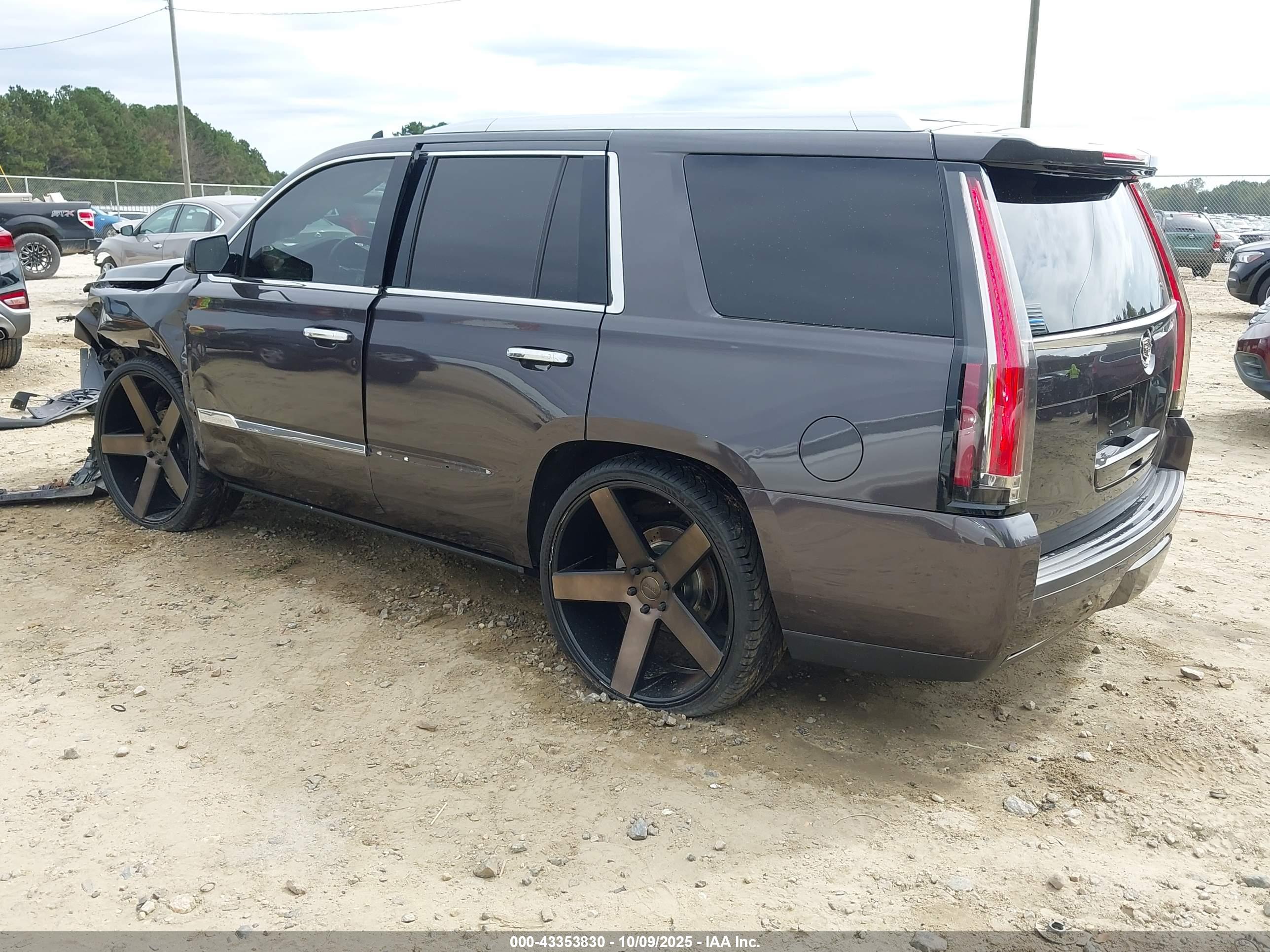 CADILLAC ESCALADE image 3