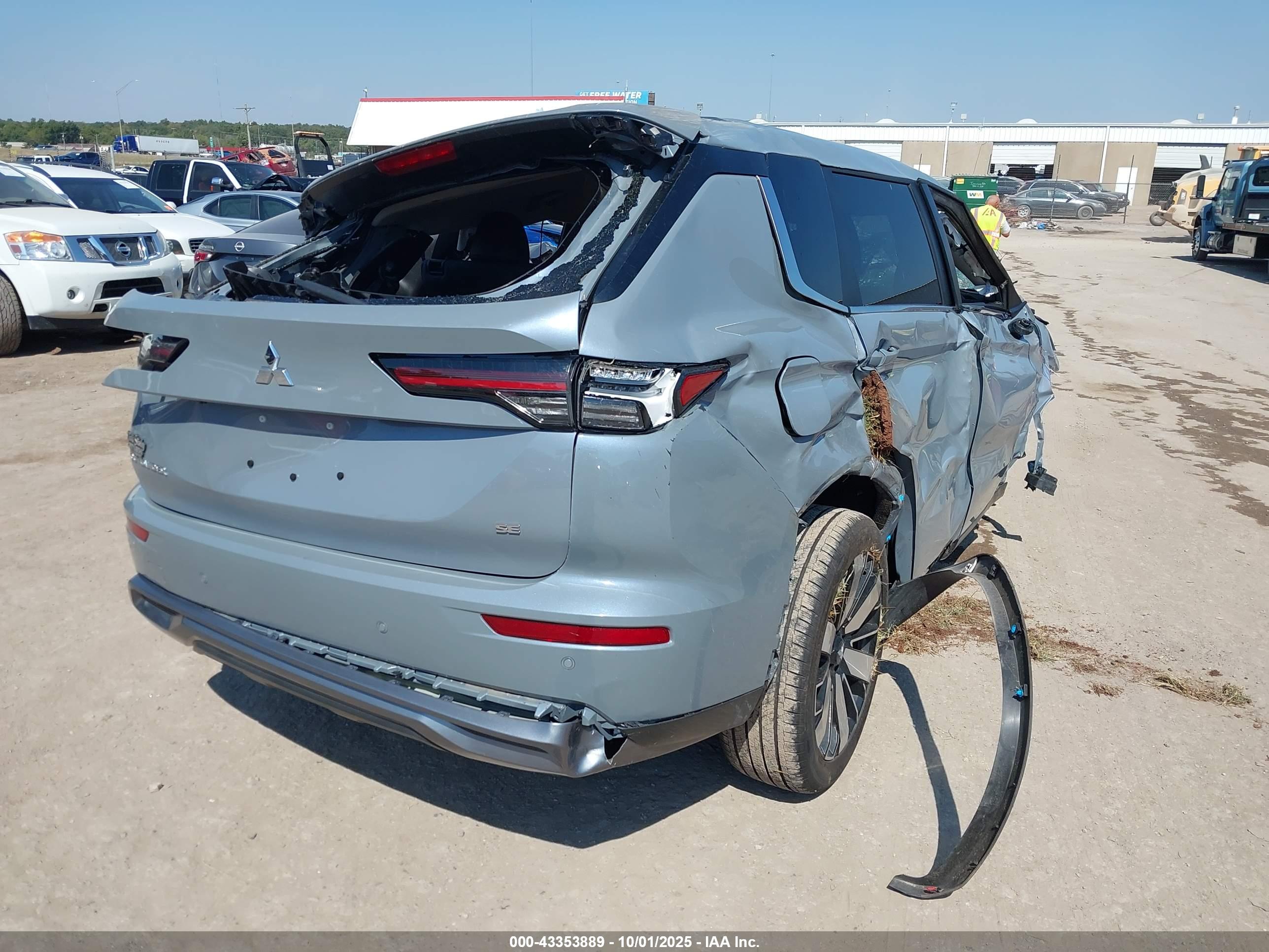 MITSUBISHI OUTLANDER image 4