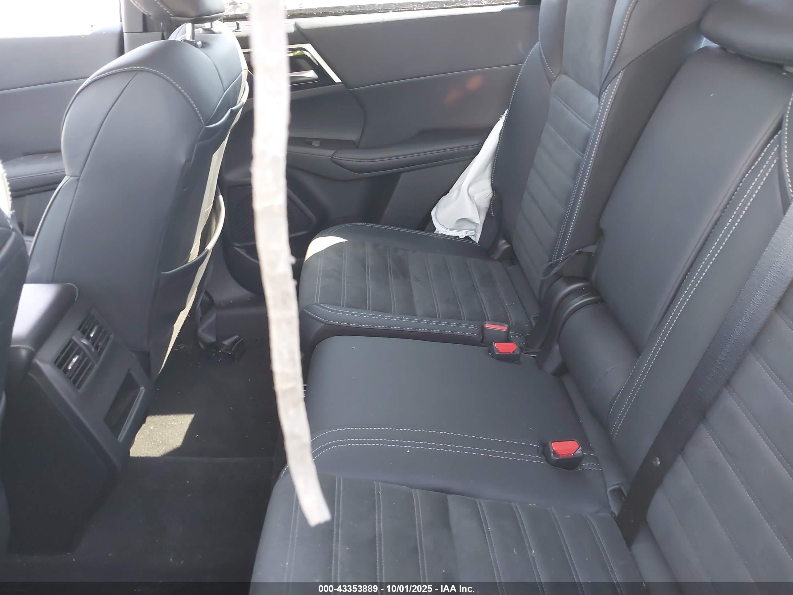 MITSUBISHI OUTLANDER image 8