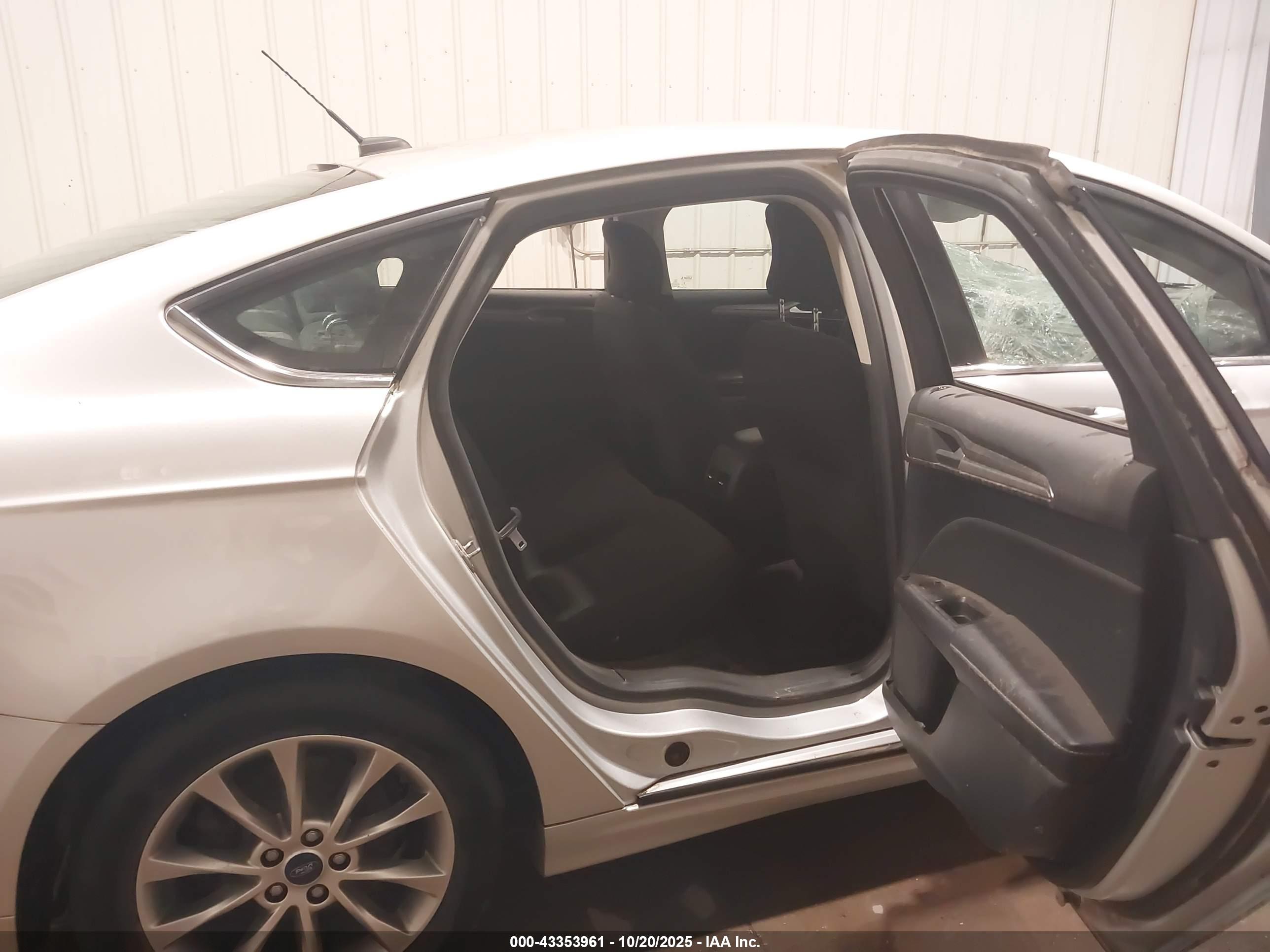 FORD FUSION image 8
