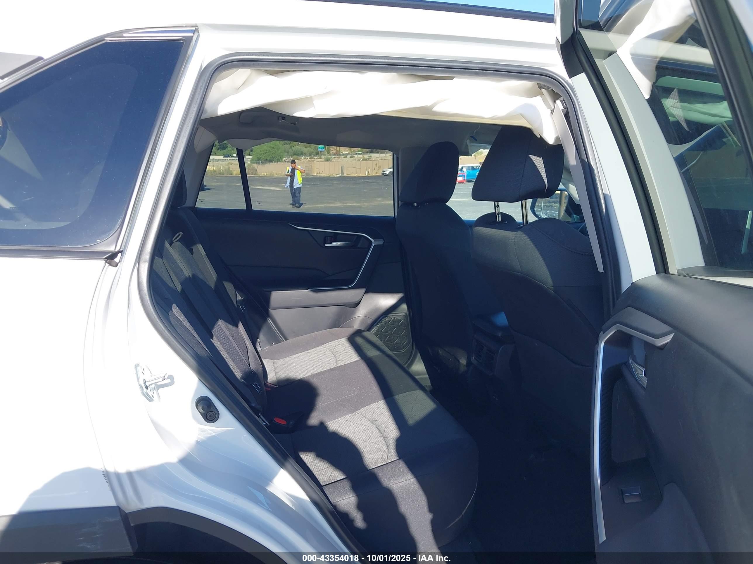 TOYOTA RAV4 image 8