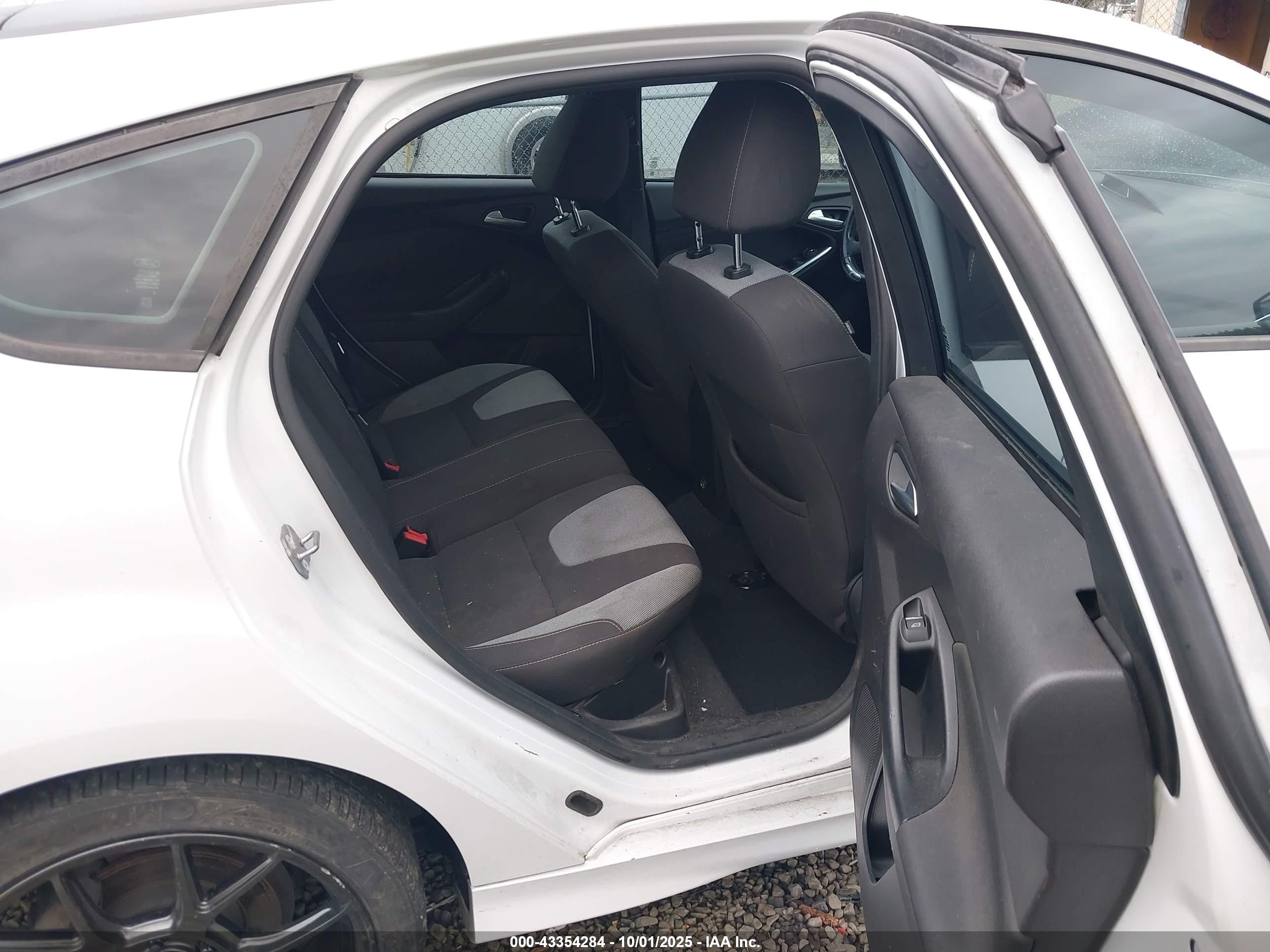 FORD FOCUS image 8