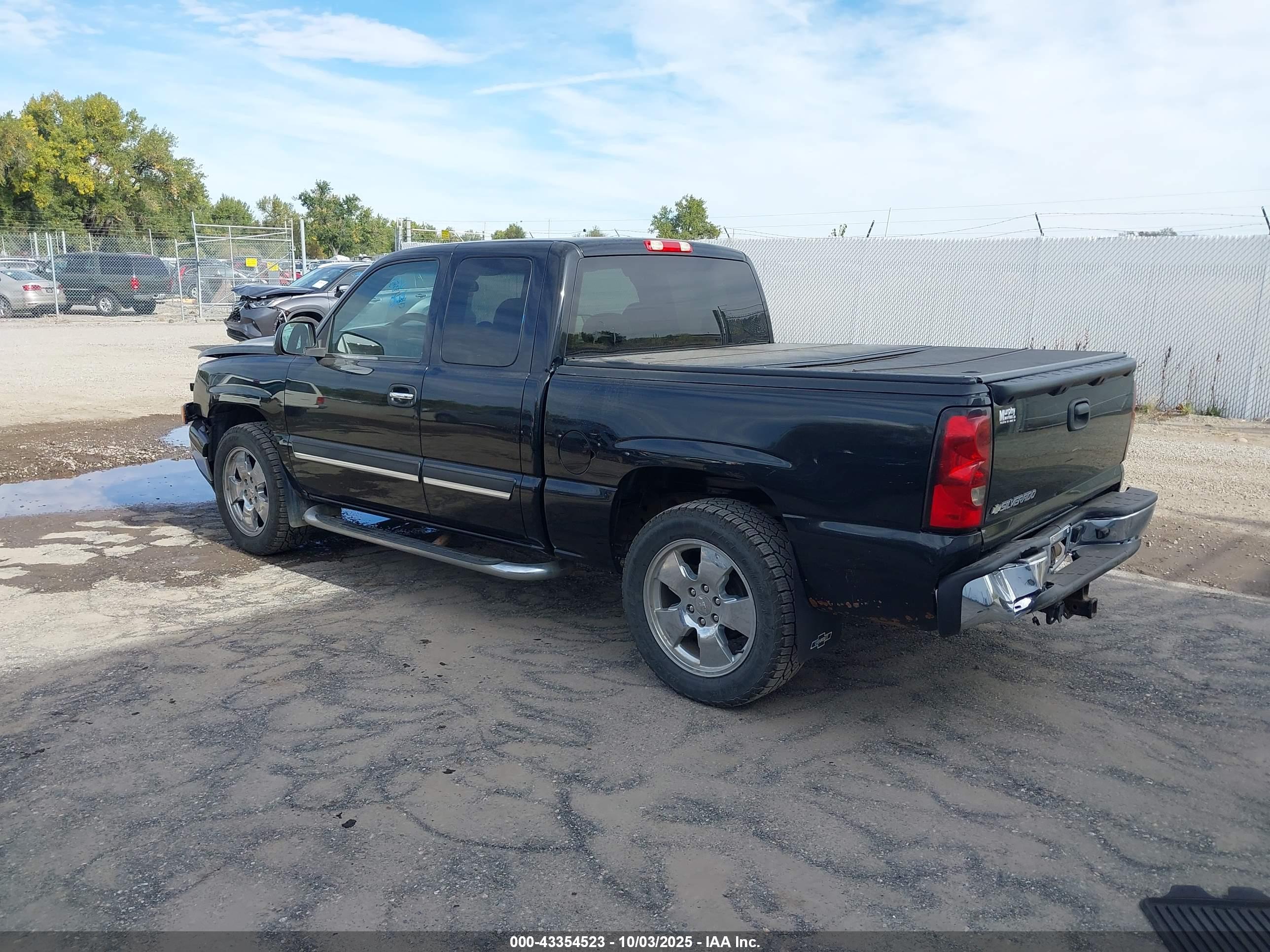 CHEVROLET SILVERADO image 3