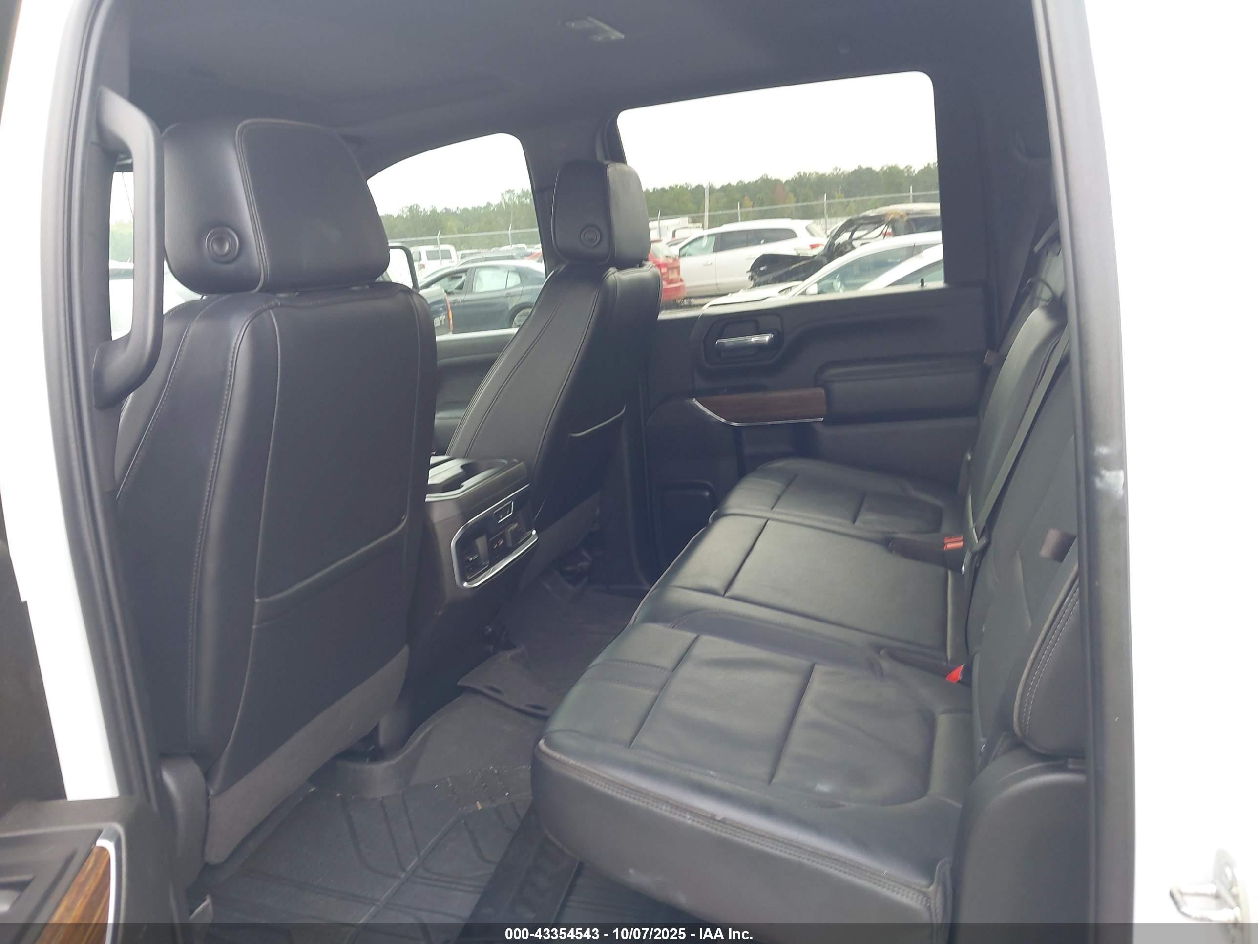 CHEVROLET SILVERADO image 8