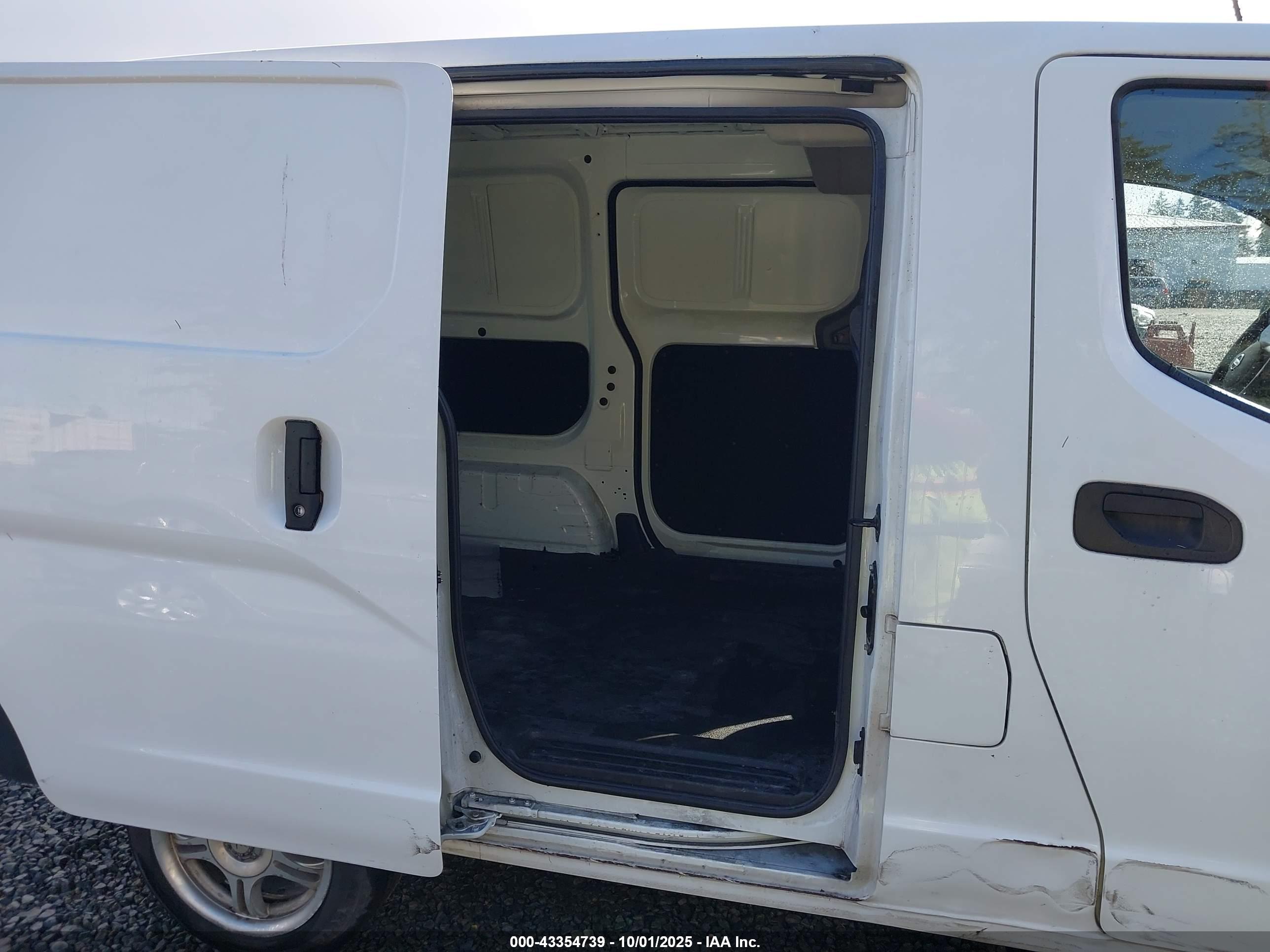 NISSAN NV200 image 8