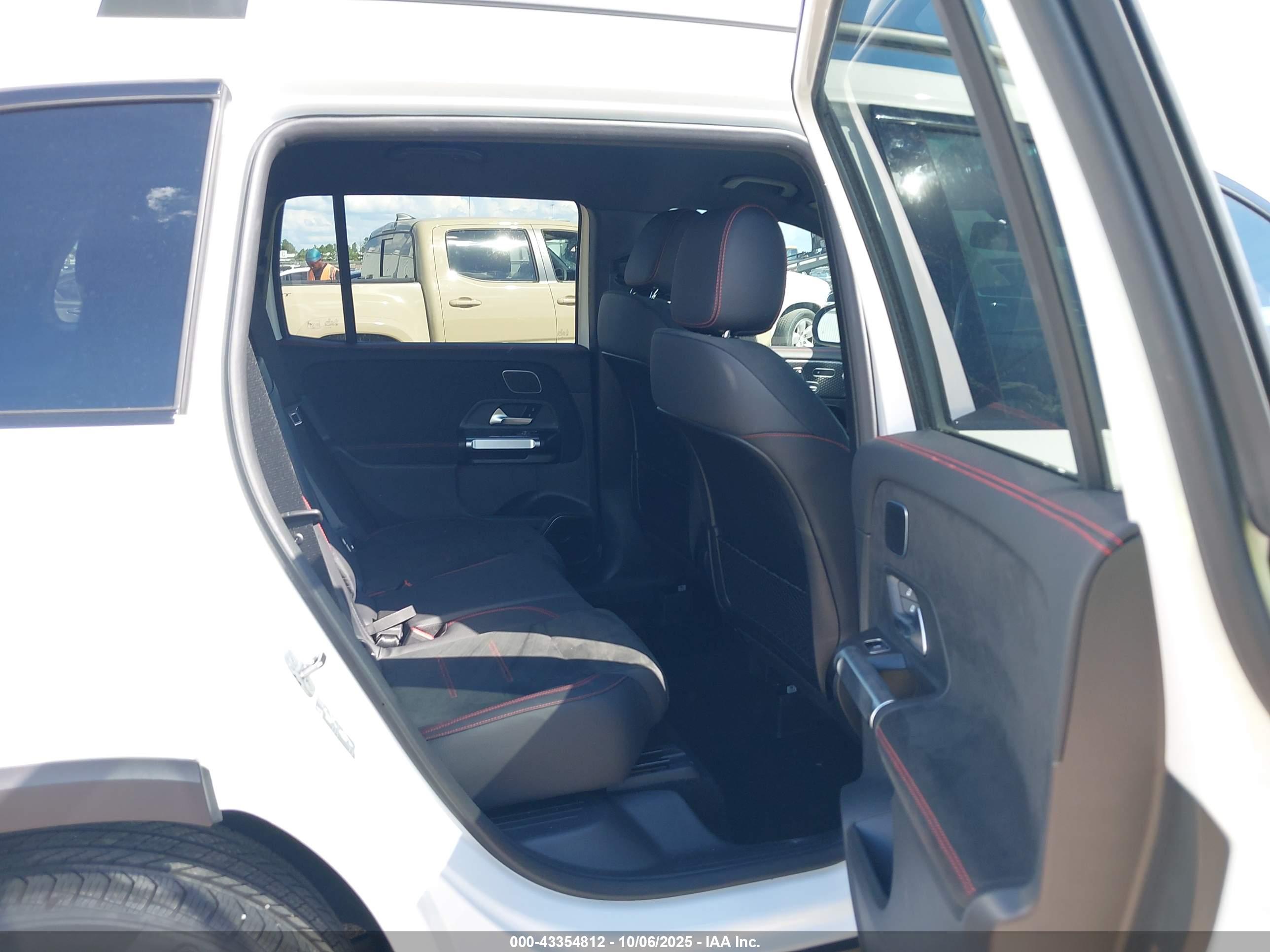 MERCEDES-BENZ GLB image 8