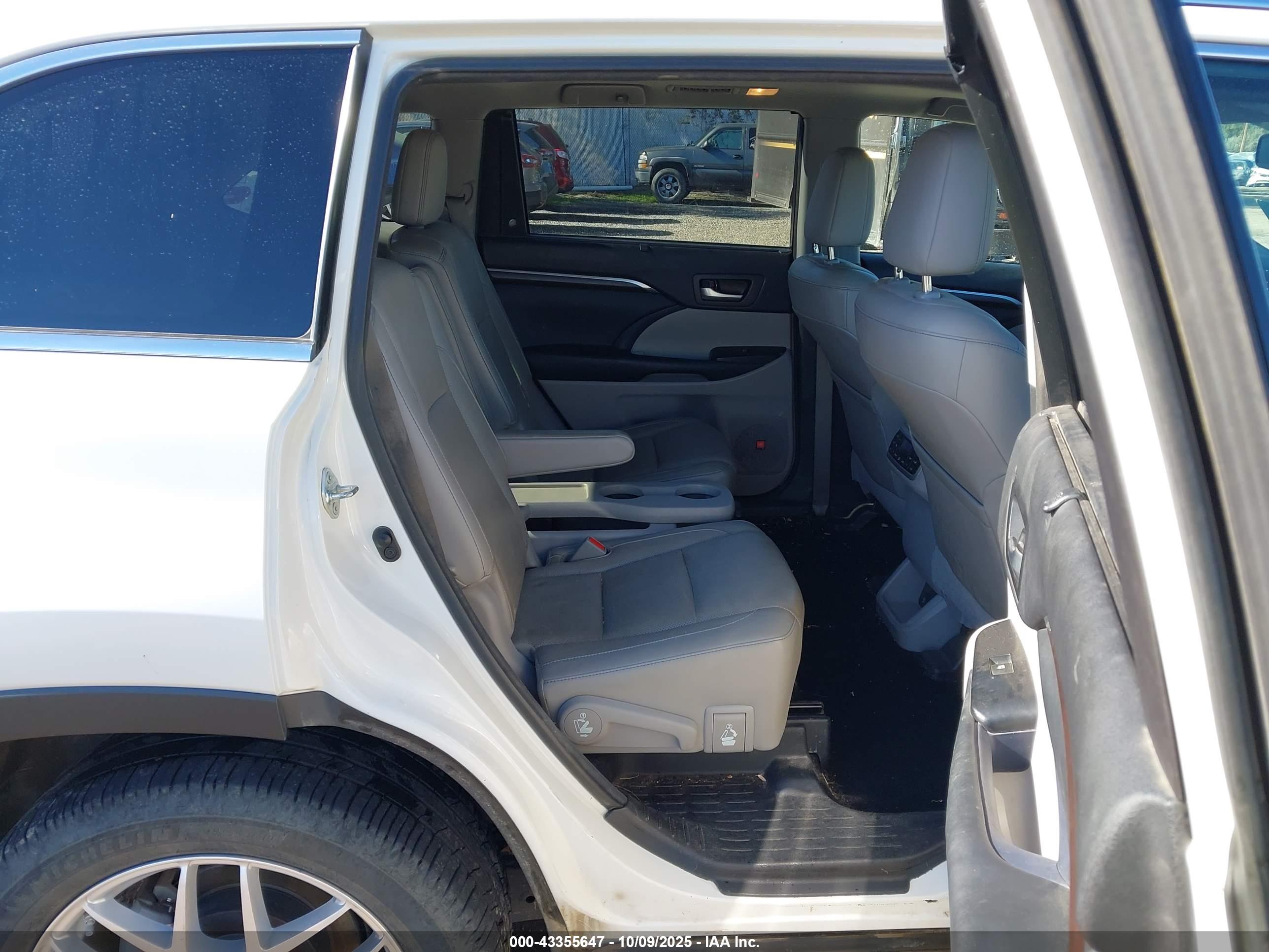 TOYOTA HIGHLANDER image 8