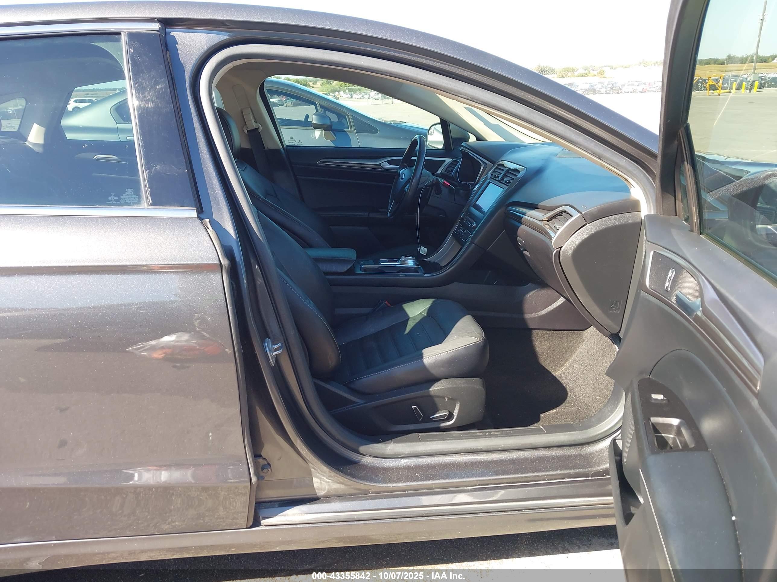 FORD FUSION image 5