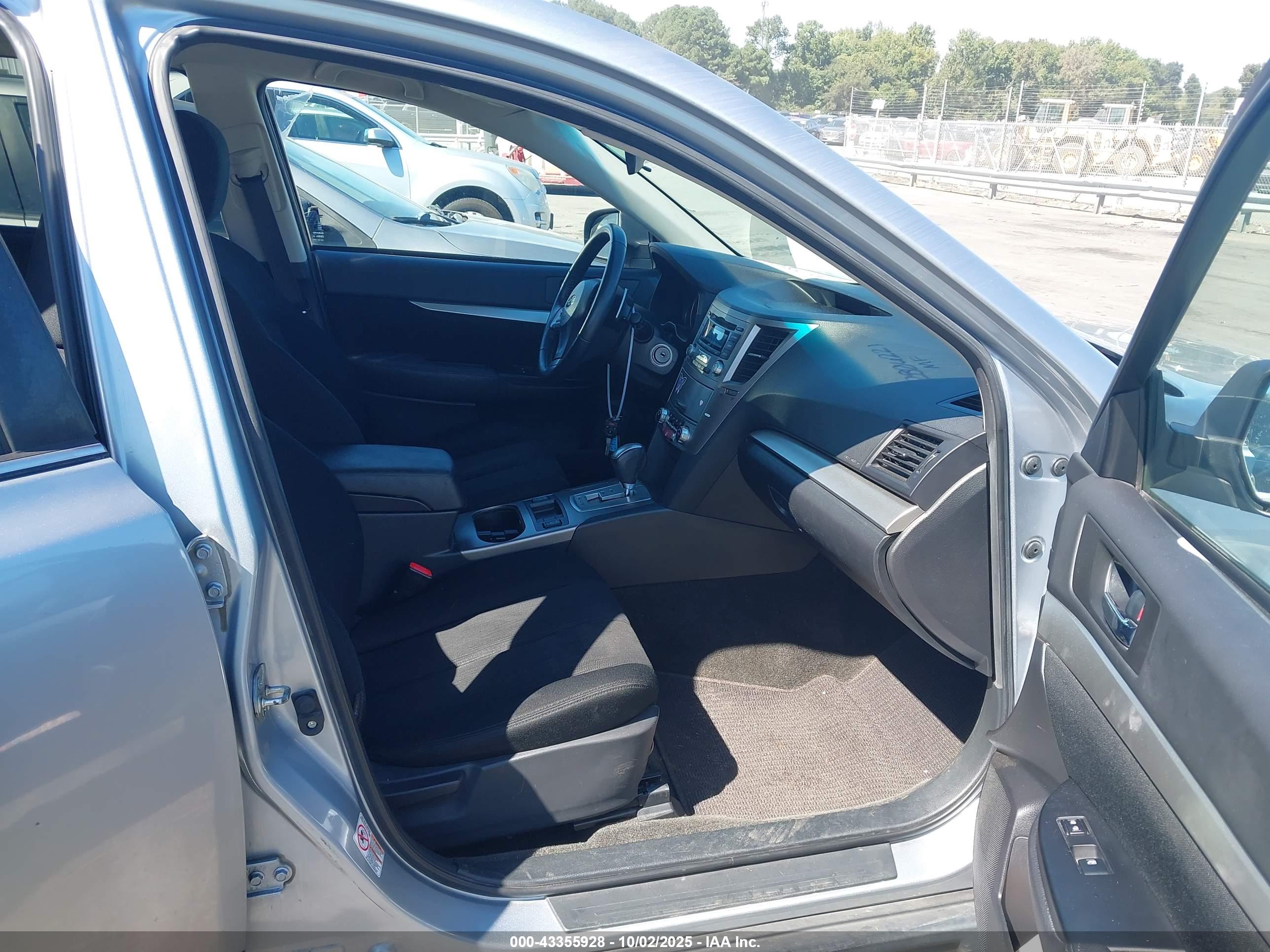 SUBARU OUTBACK image 5