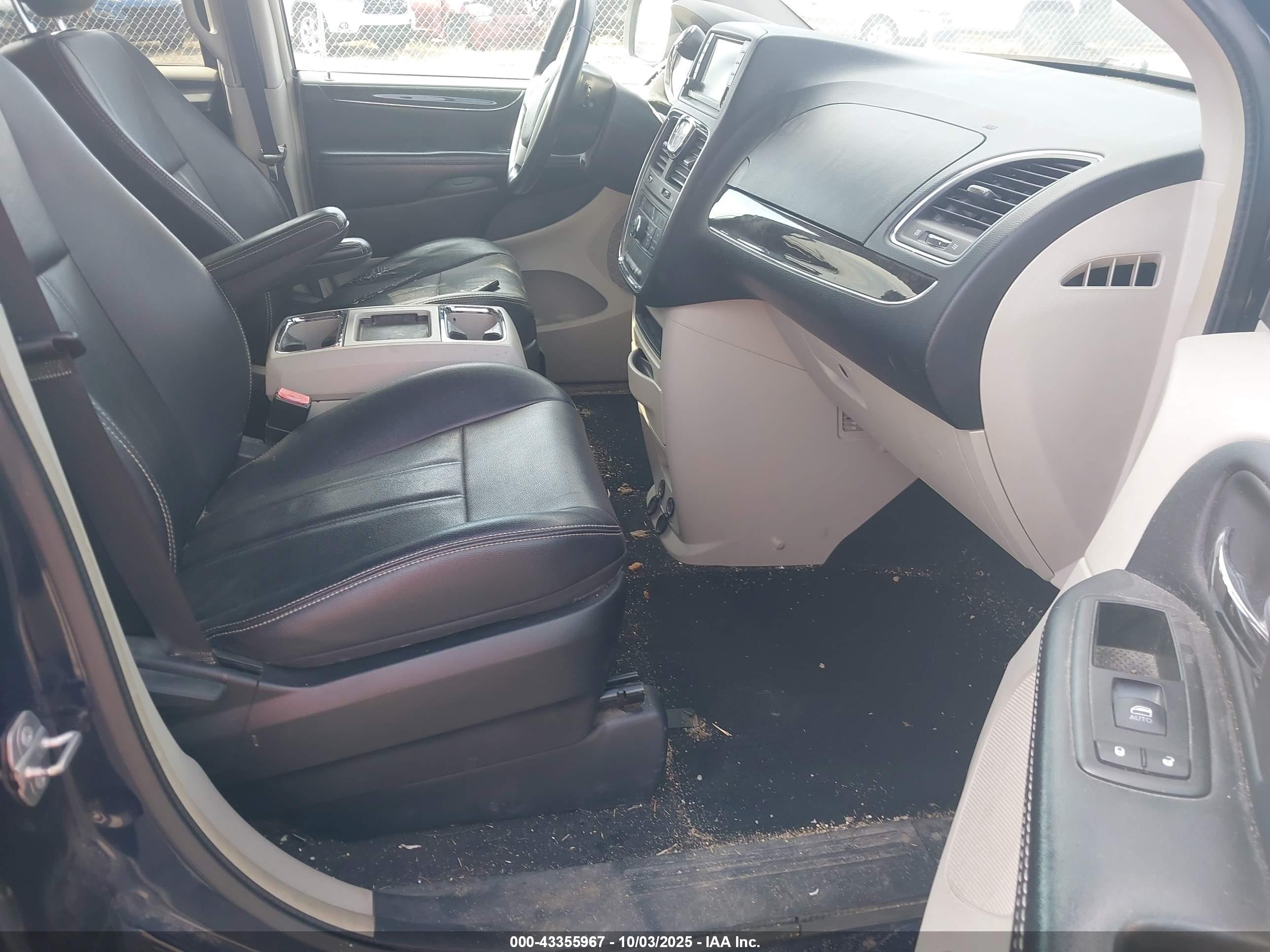 CHRYSLER TOWN image 5
