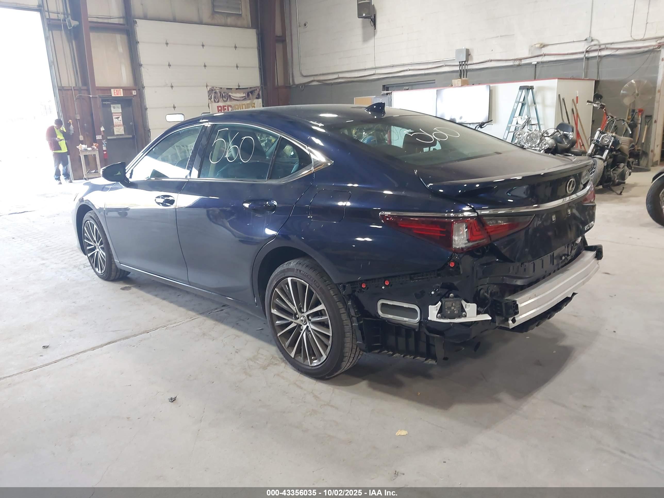 LEXUS ES image 3