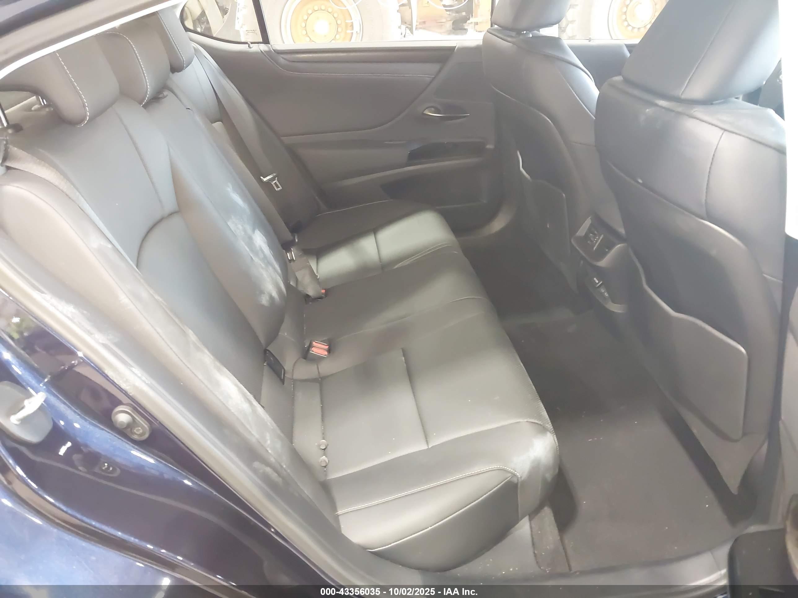 LEXUS ES image 8