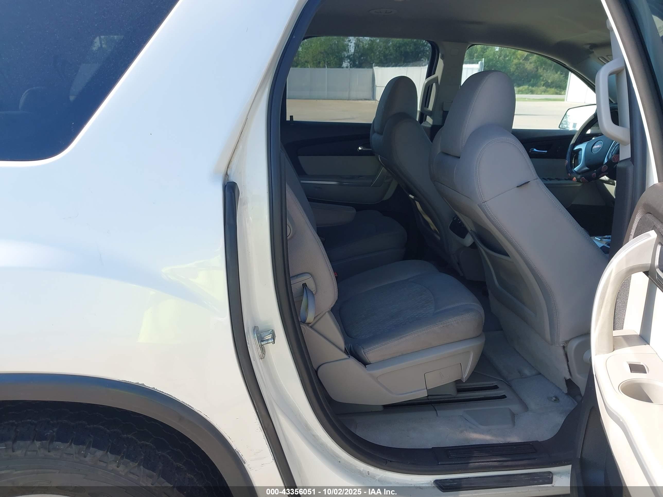 GMC ACADIA image 8