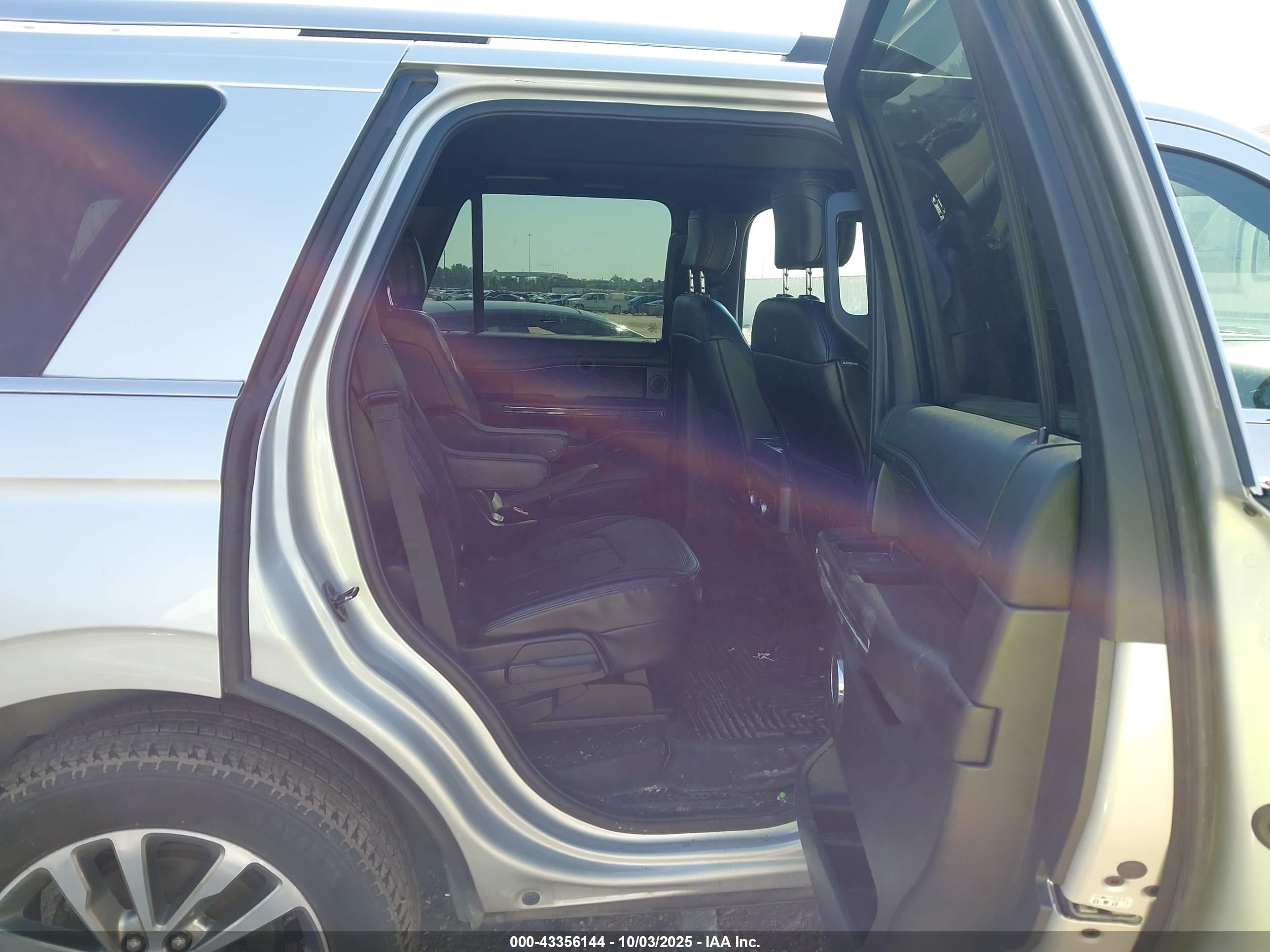 FORD EXPEDITION image 8