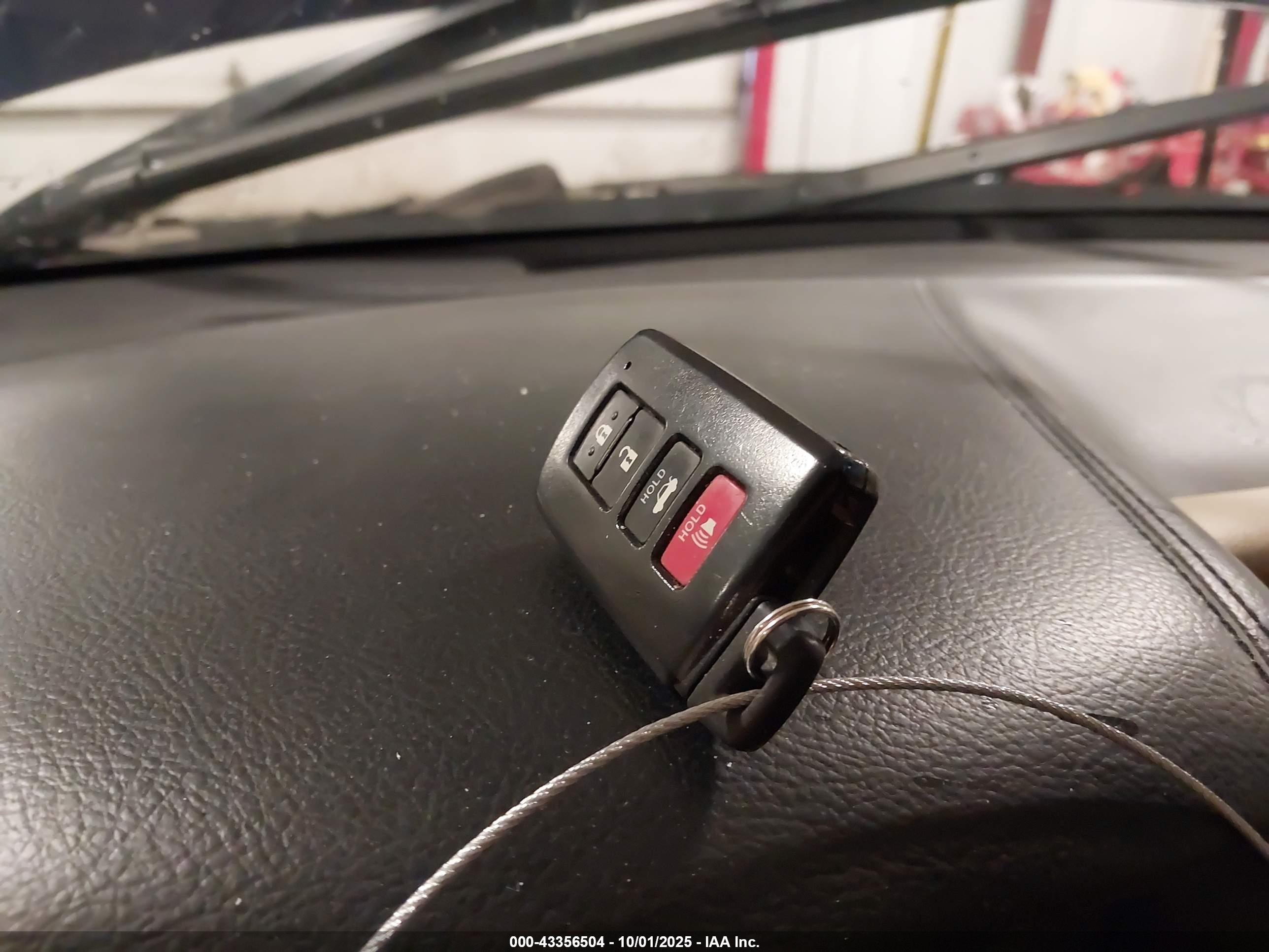TOYOTA AVALON image 11