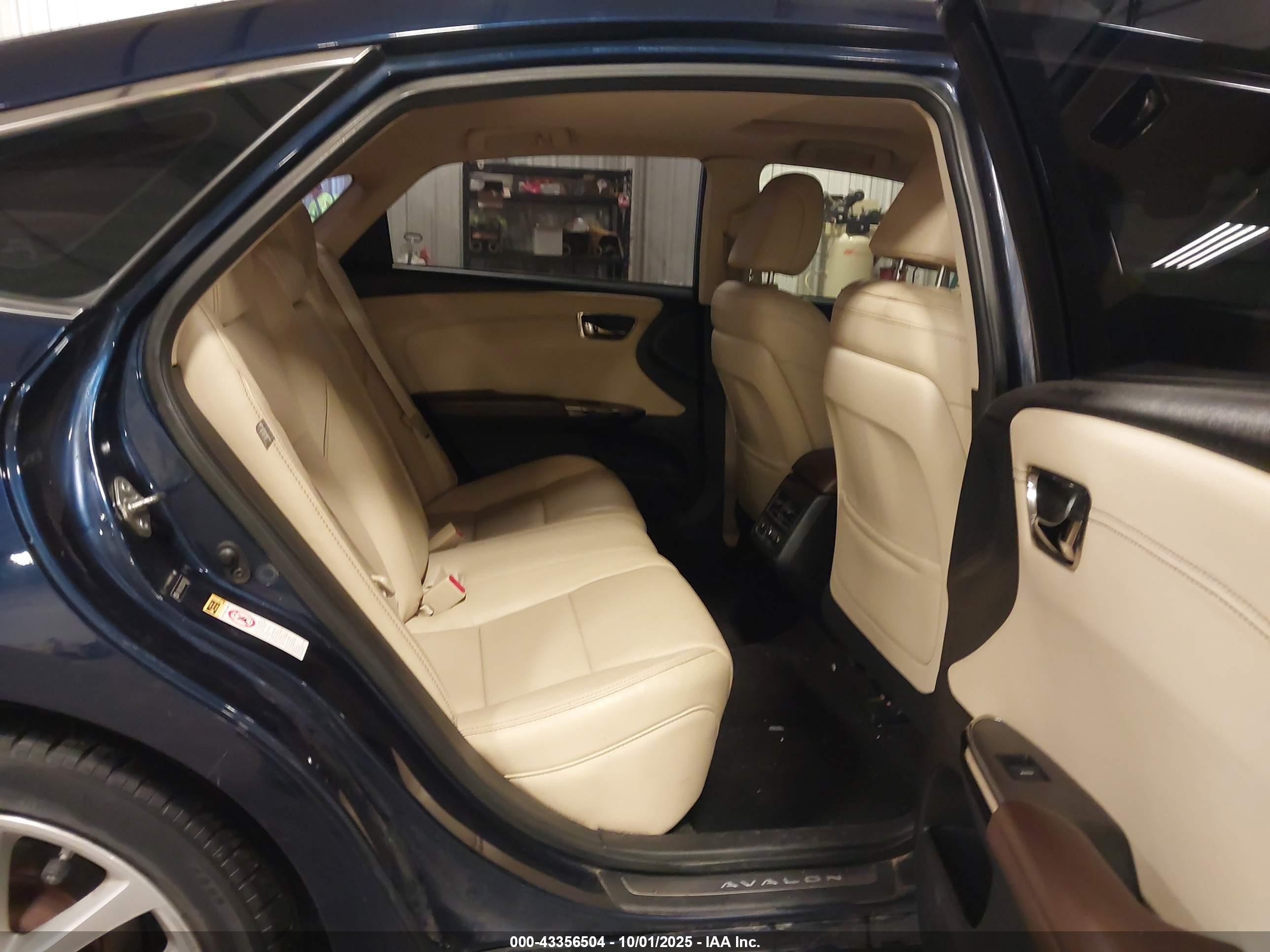 TOYOTA AVALON image 8