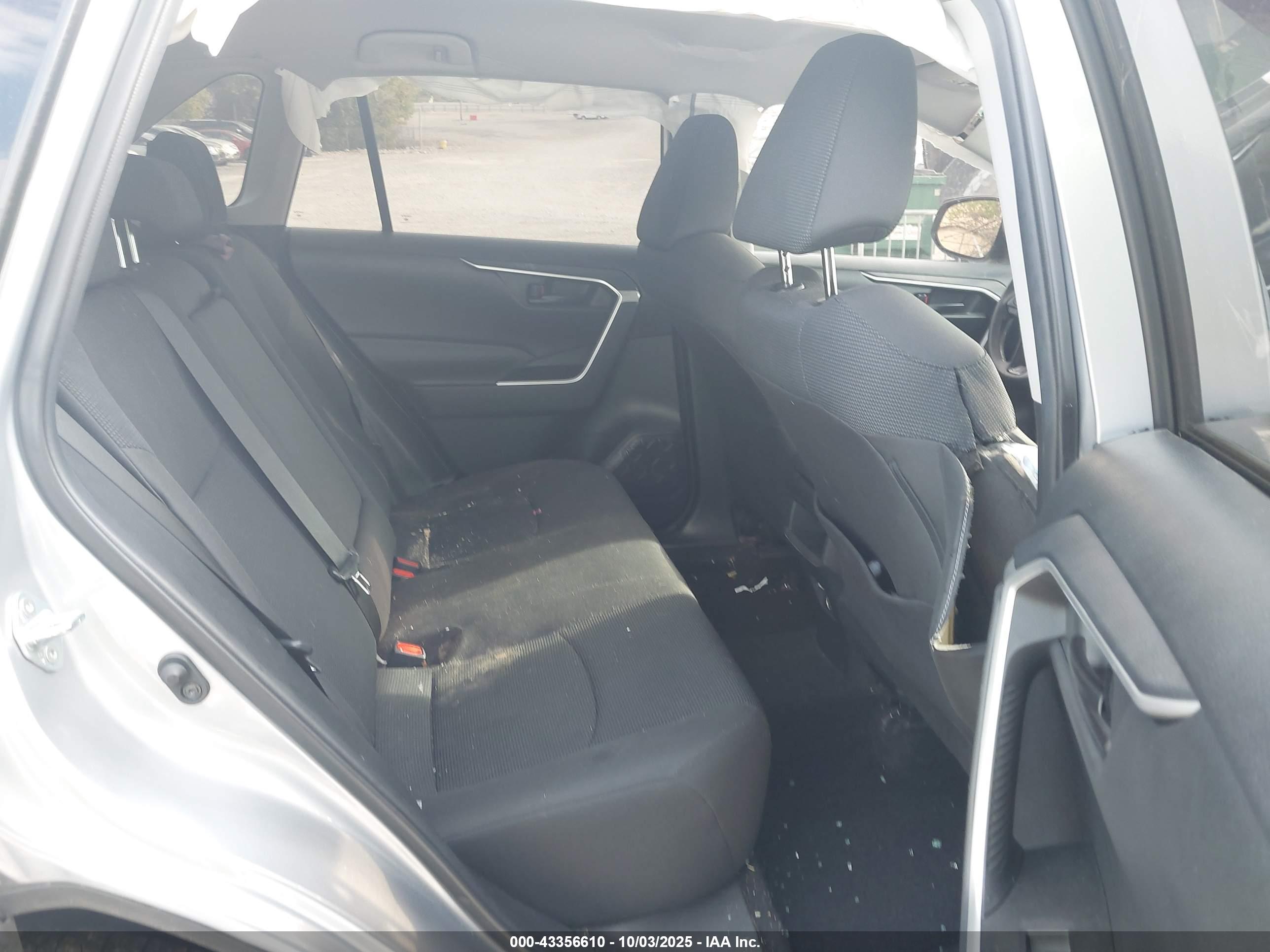 TOYOTA RAV4 image 8
