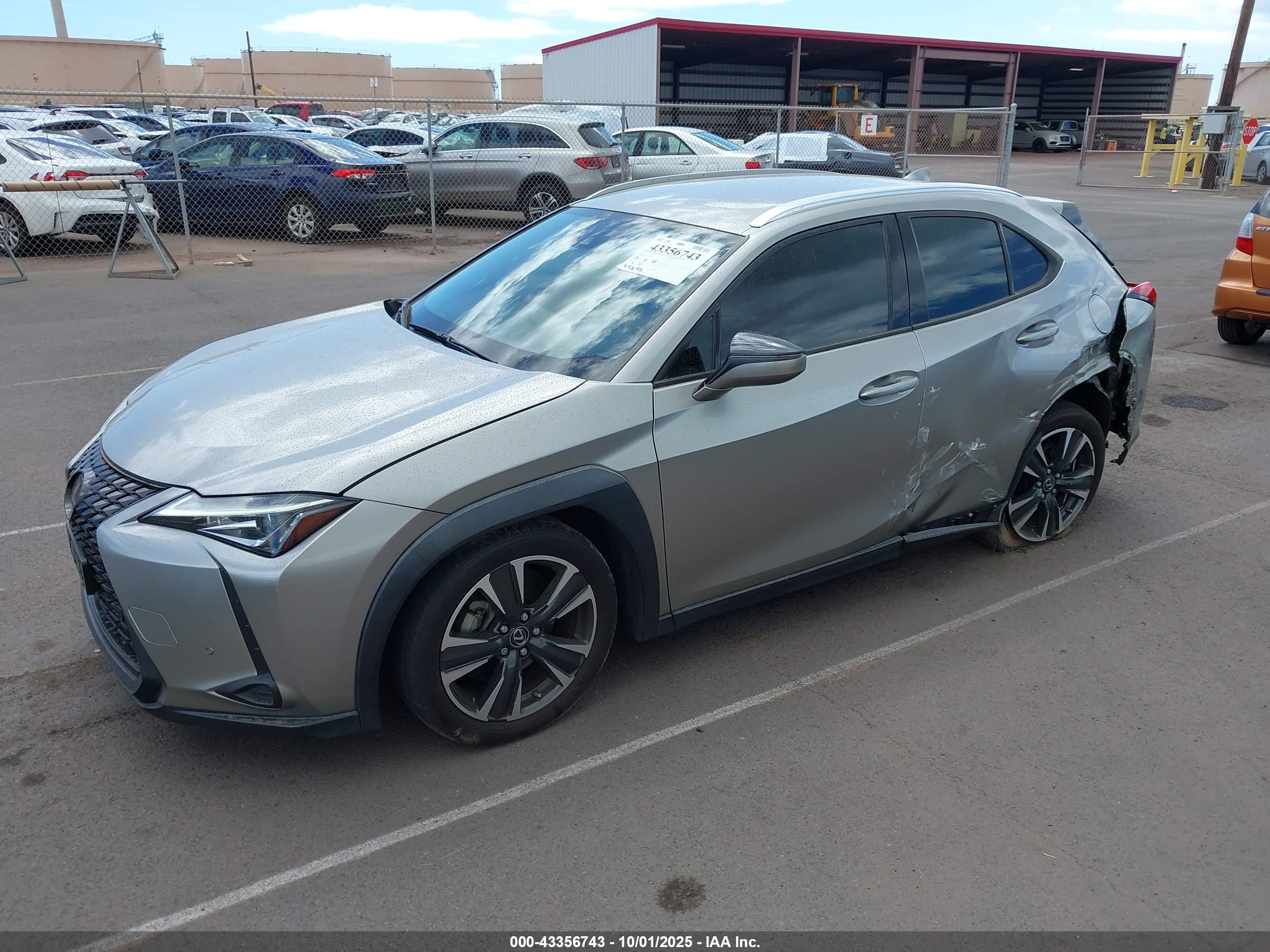 LEXUS UX image 2