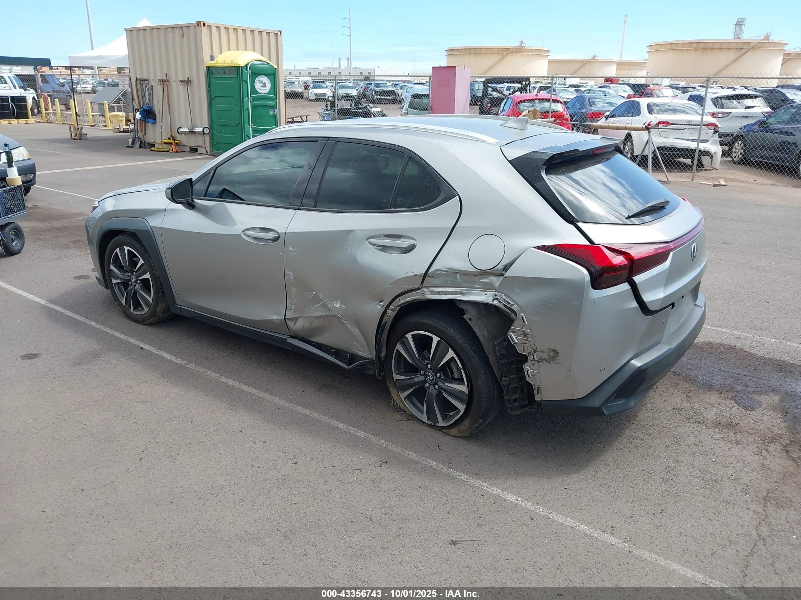 LEXUS UX image 3