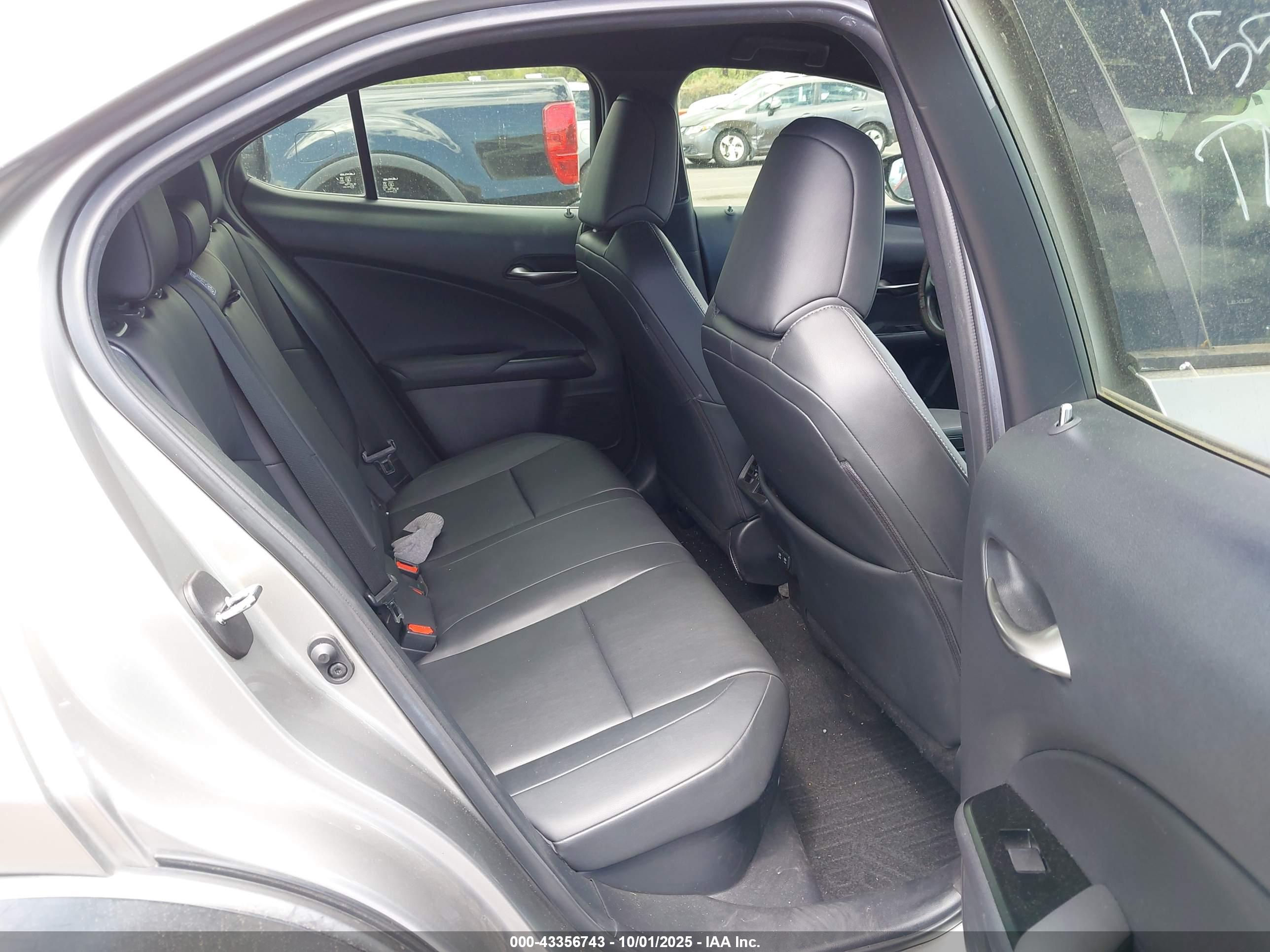 LEXUS UX image 8
