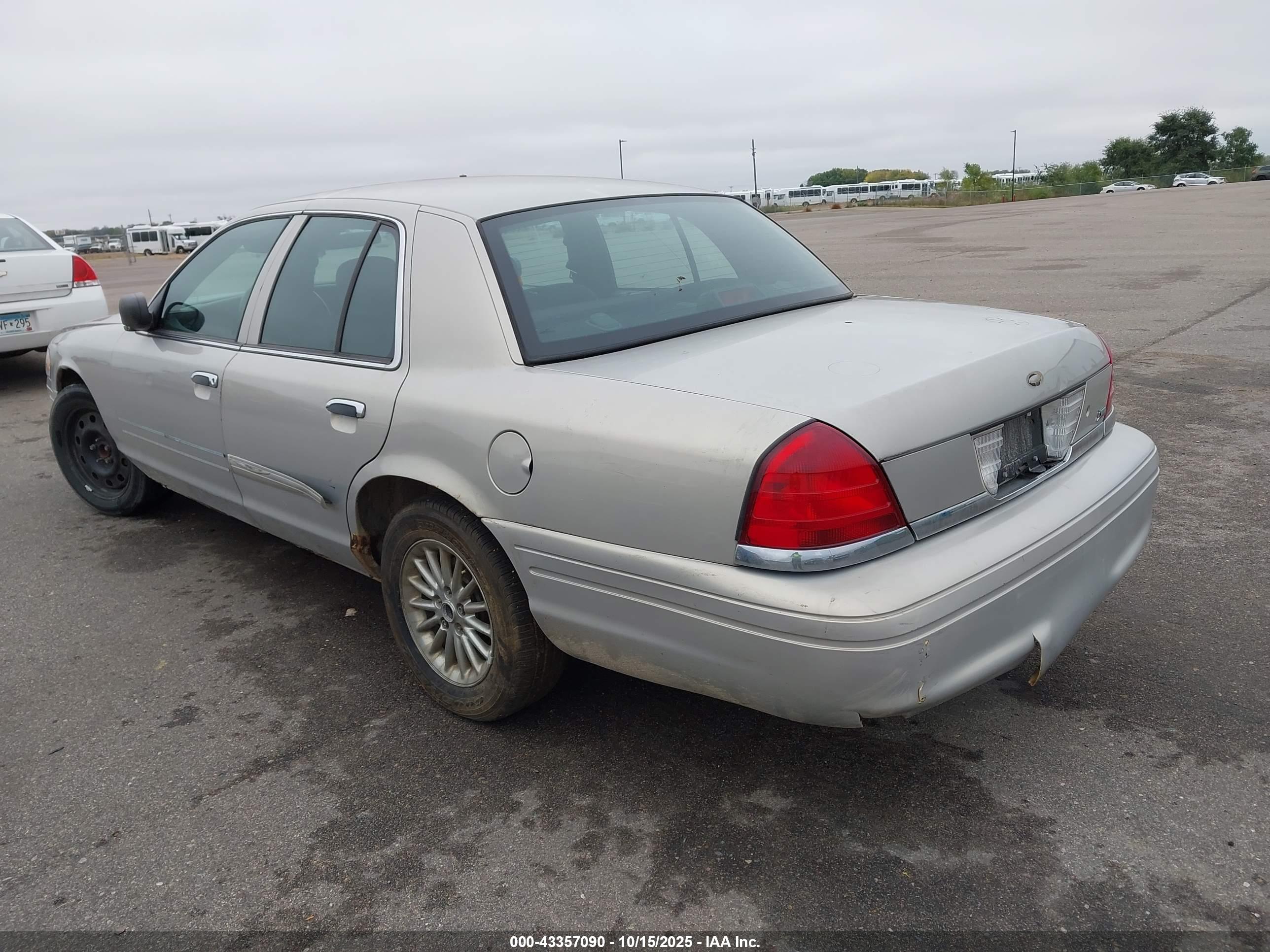 FORD CROWN image 3