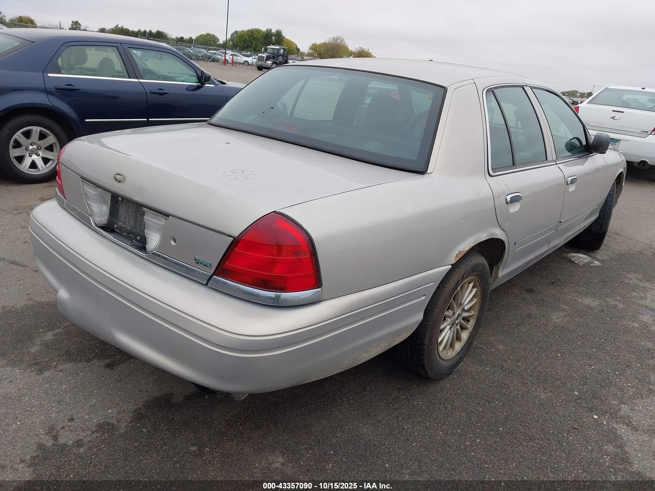 FORD CROWN image 4