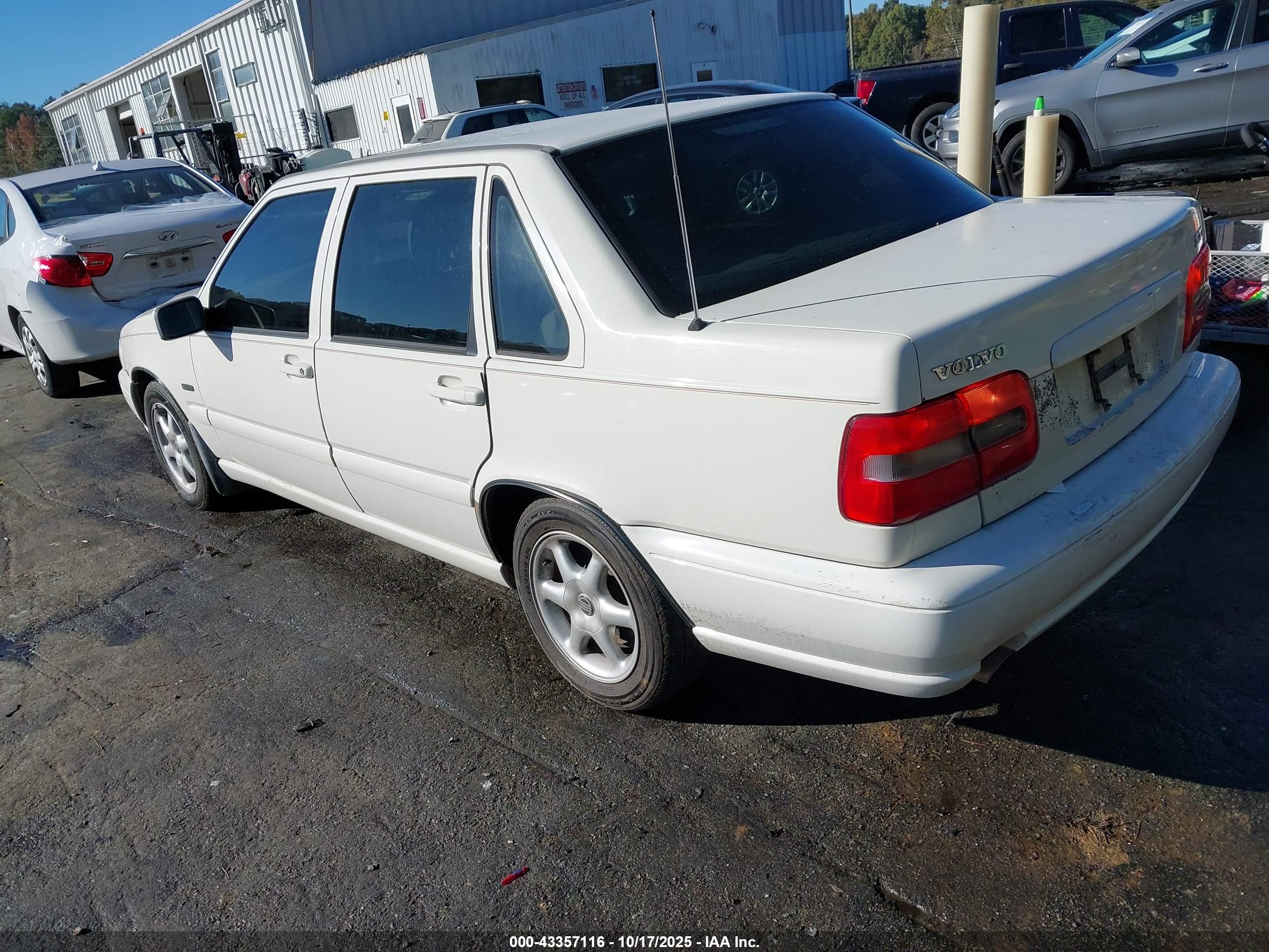VOLVO S70 image 3