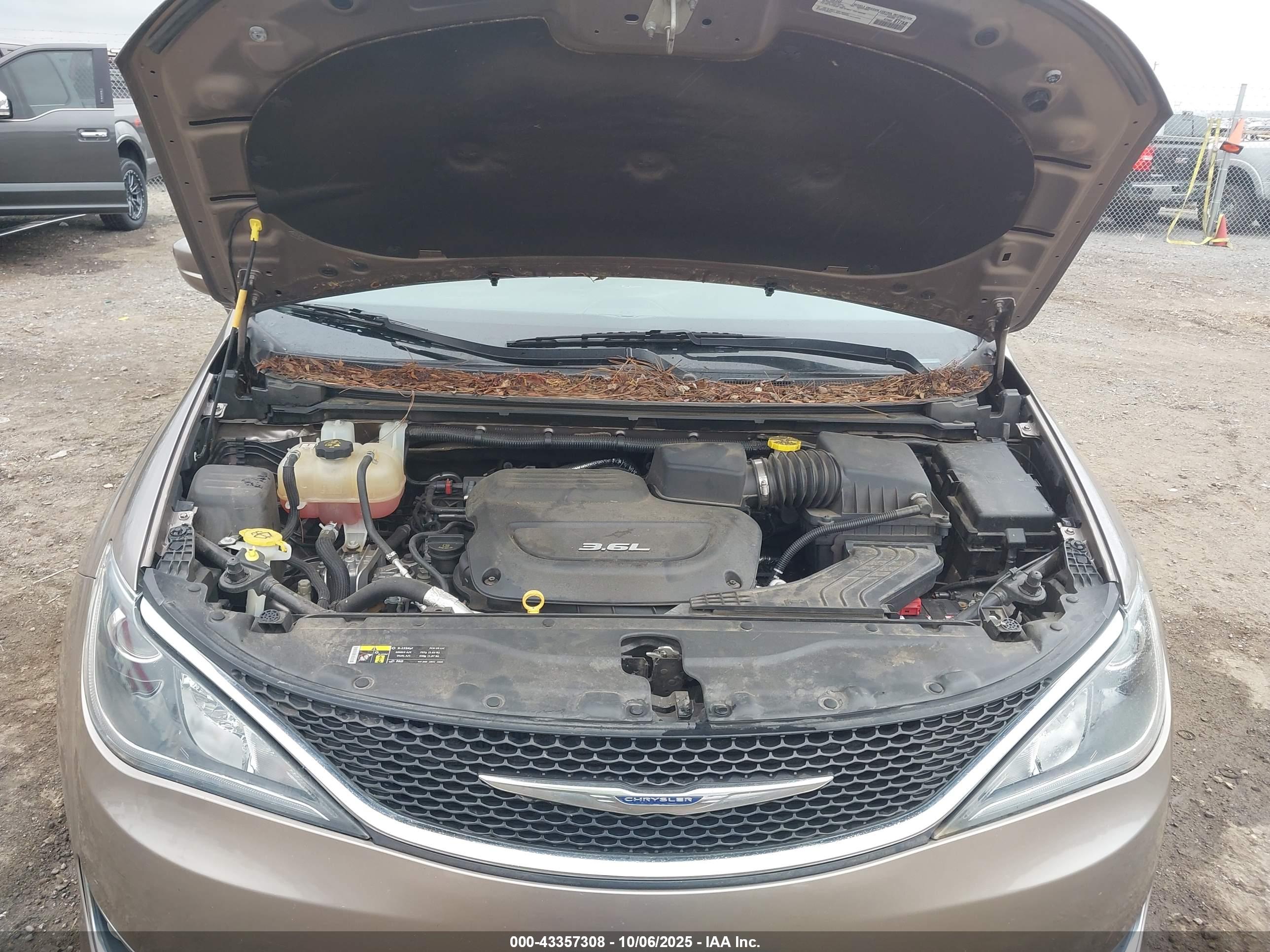 CHRYSLER PACIFICA image 10