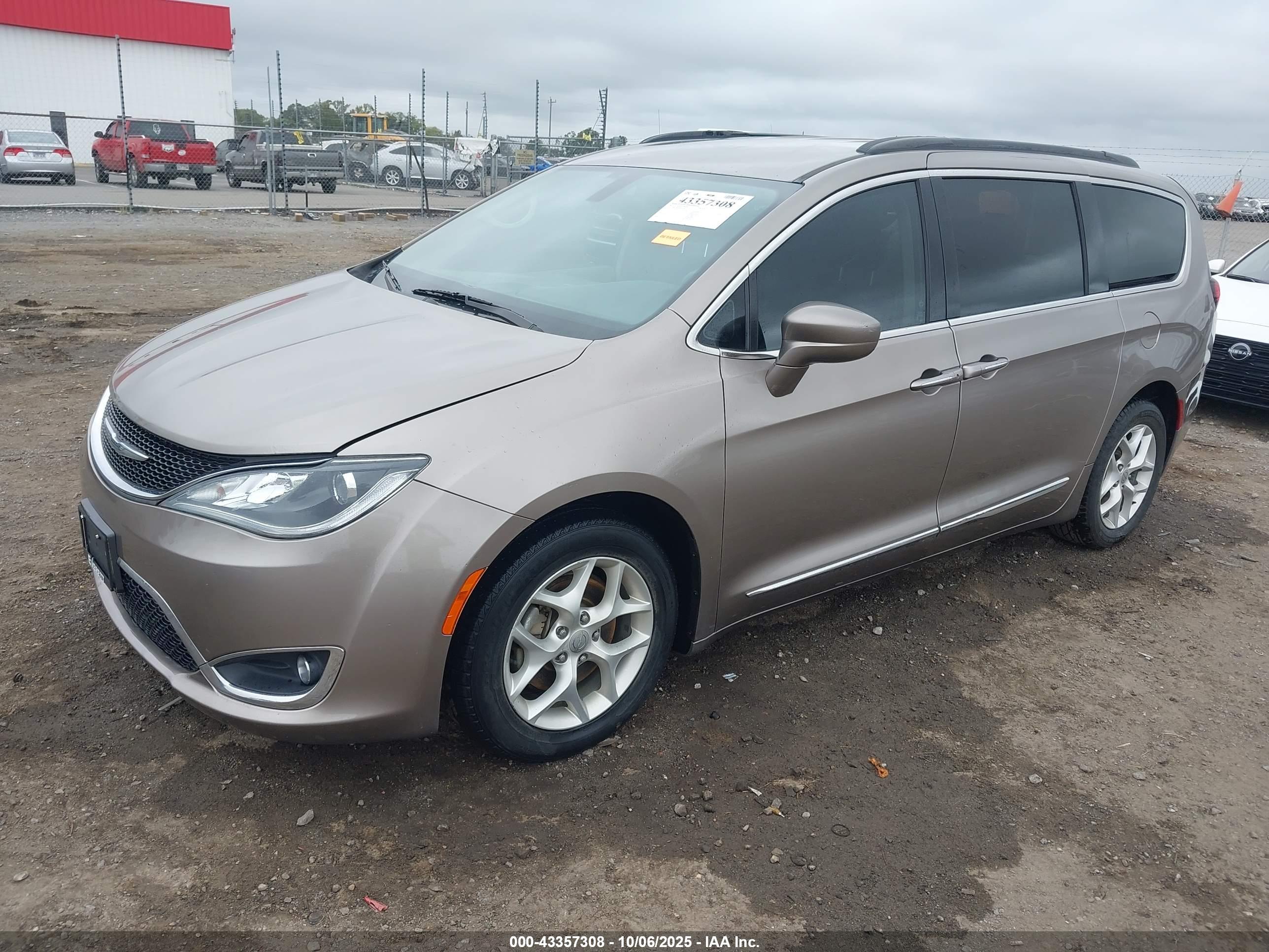 CHRYSLER PACIFICA image 2