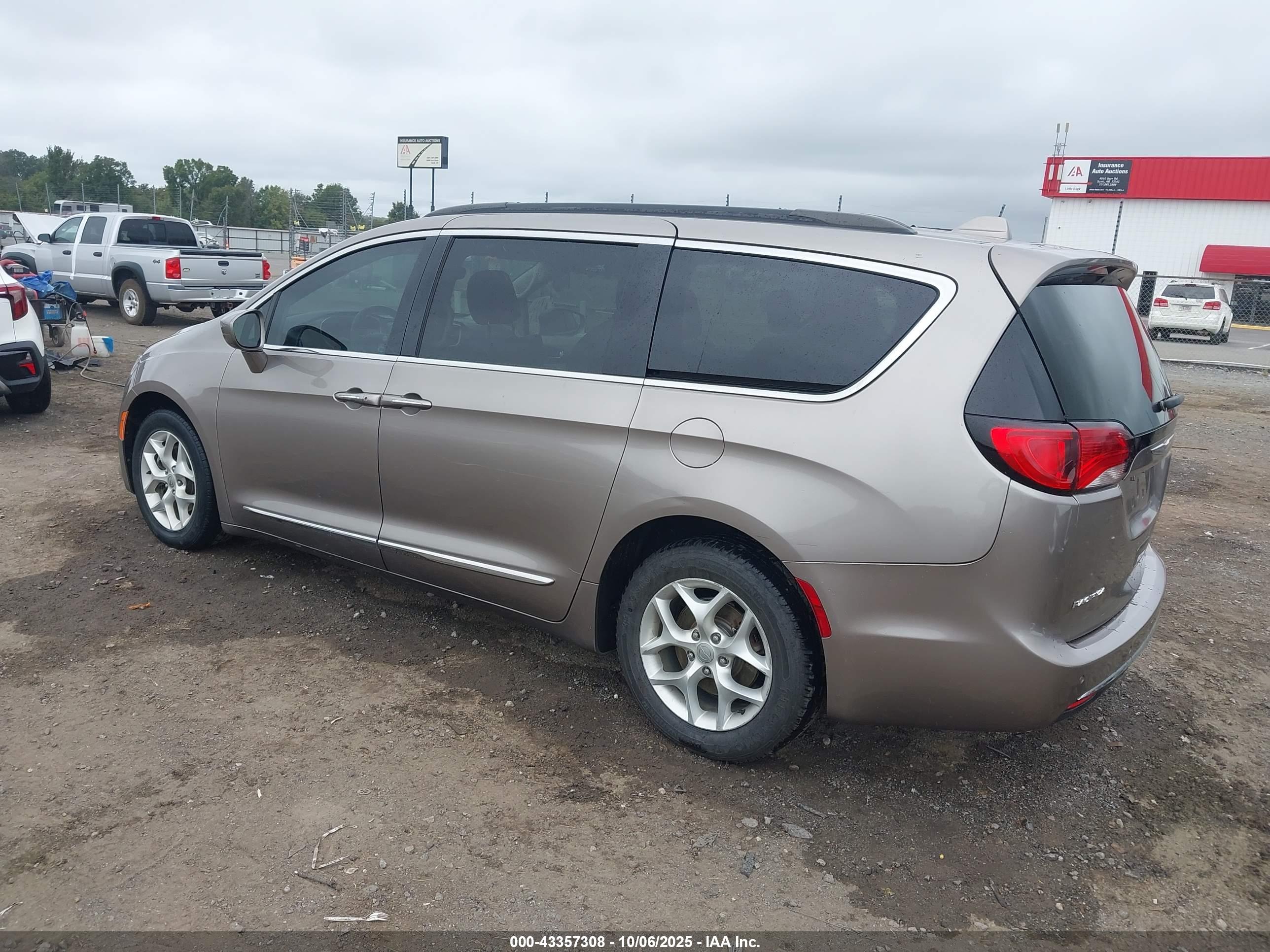 CHRYSLER PACIFICA image 3