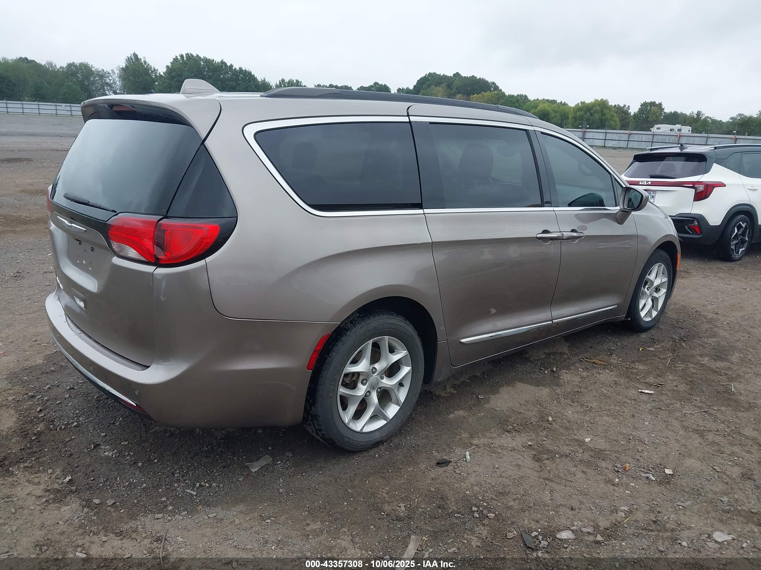CHRYSLER PACIFICA image 4