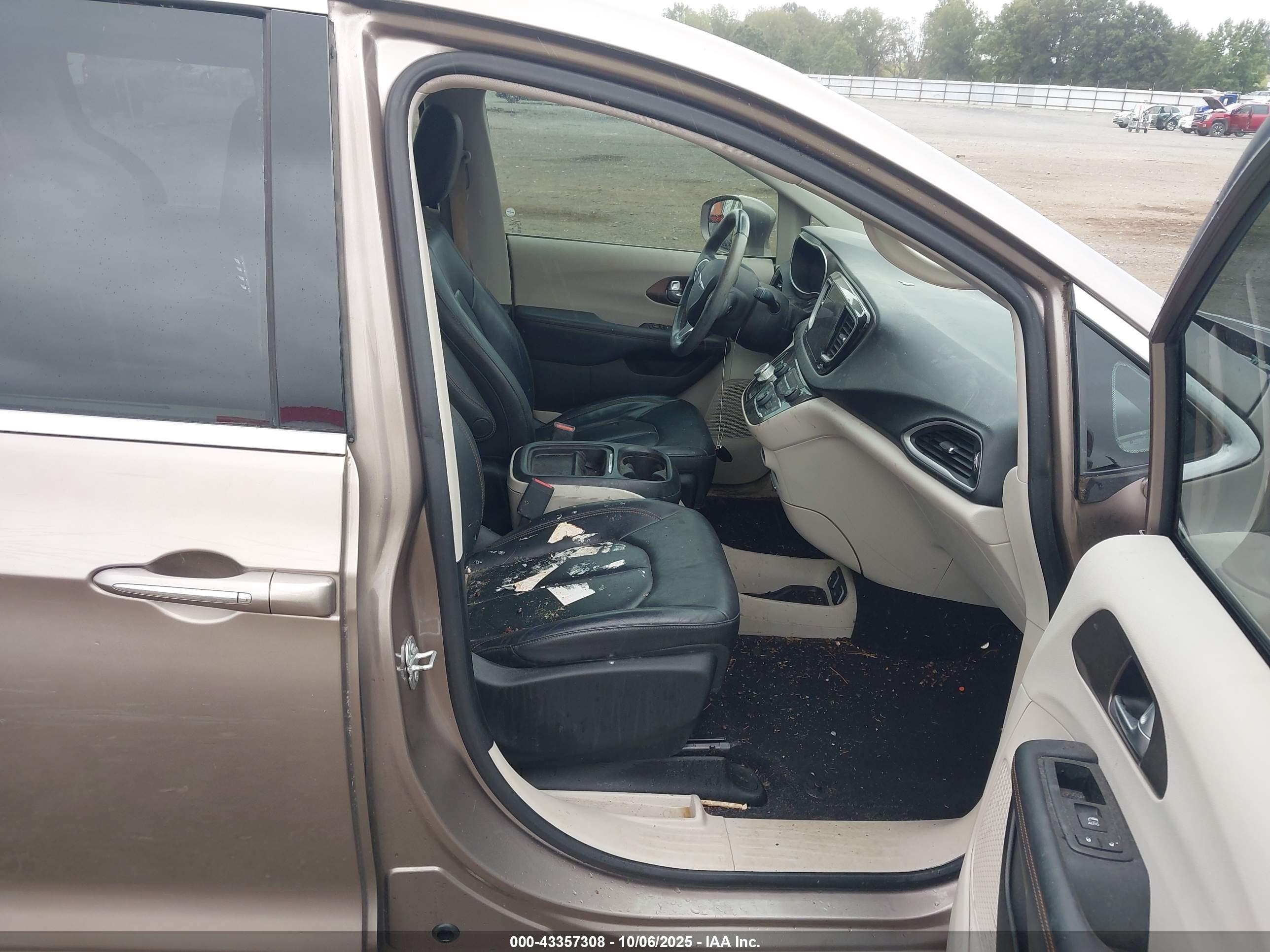 CHRYSLER PACIFICA image 5