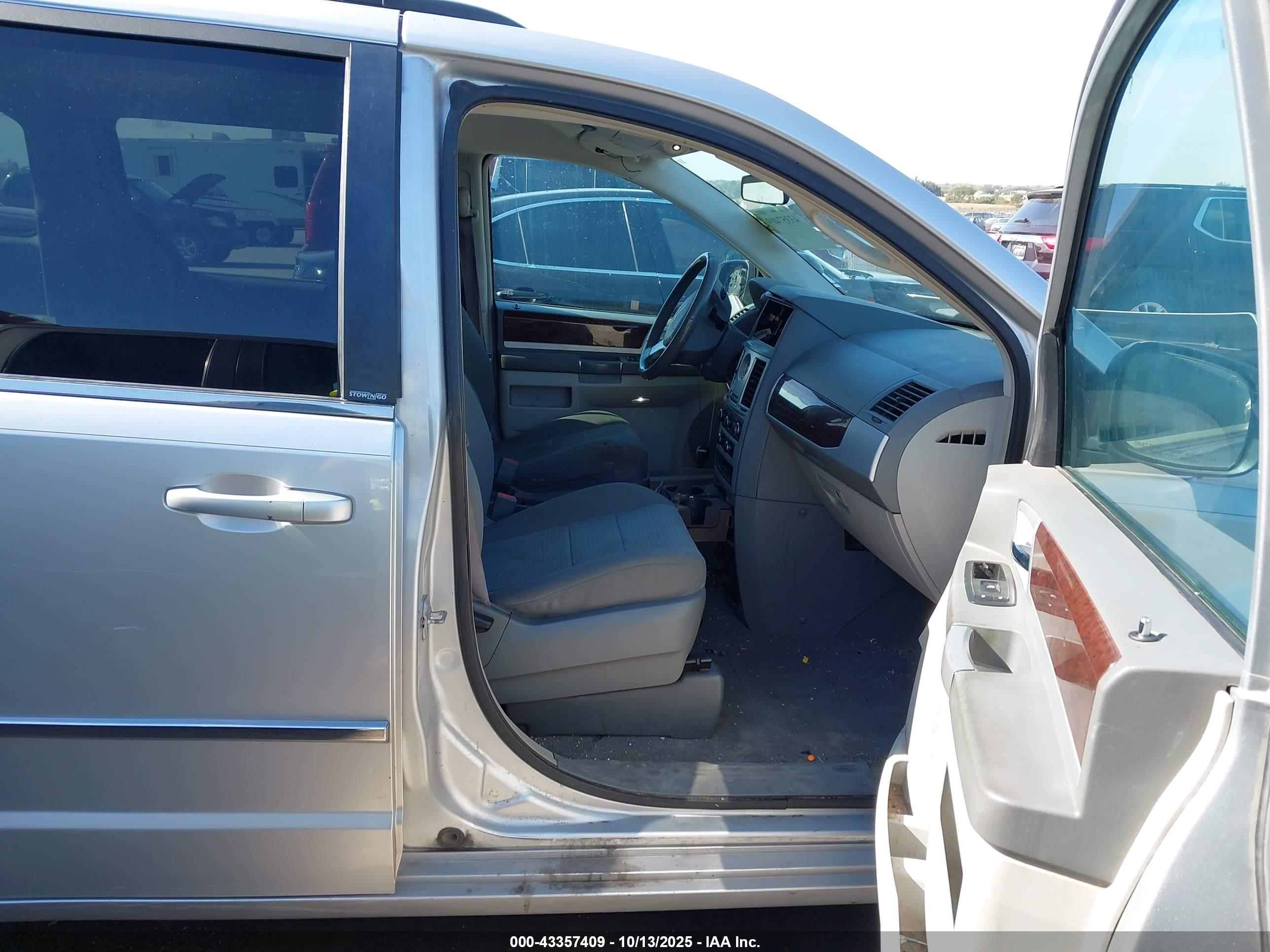 CHRYSLER TOWN image 5
