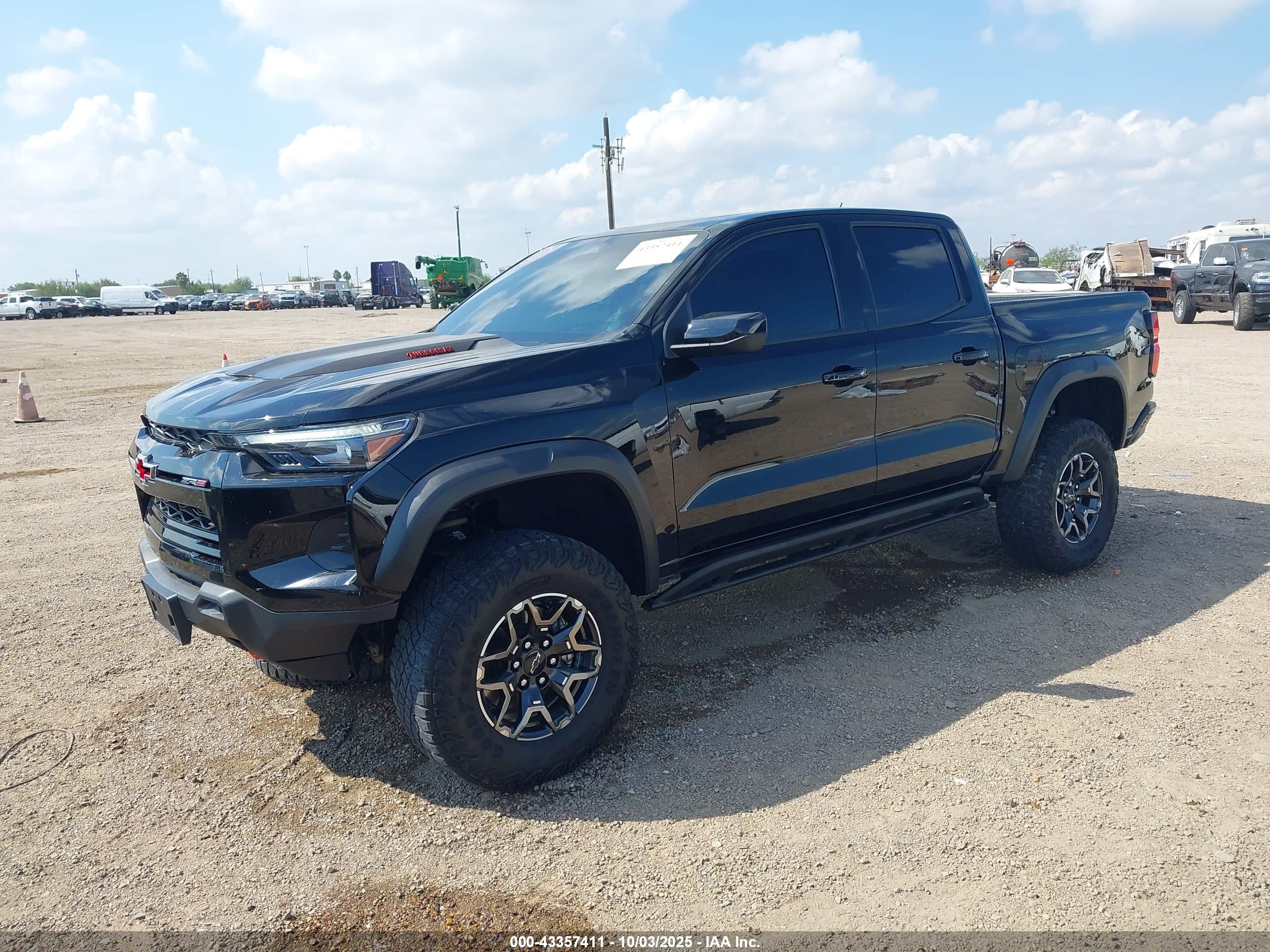 CHEVROLET COLORADO image 2