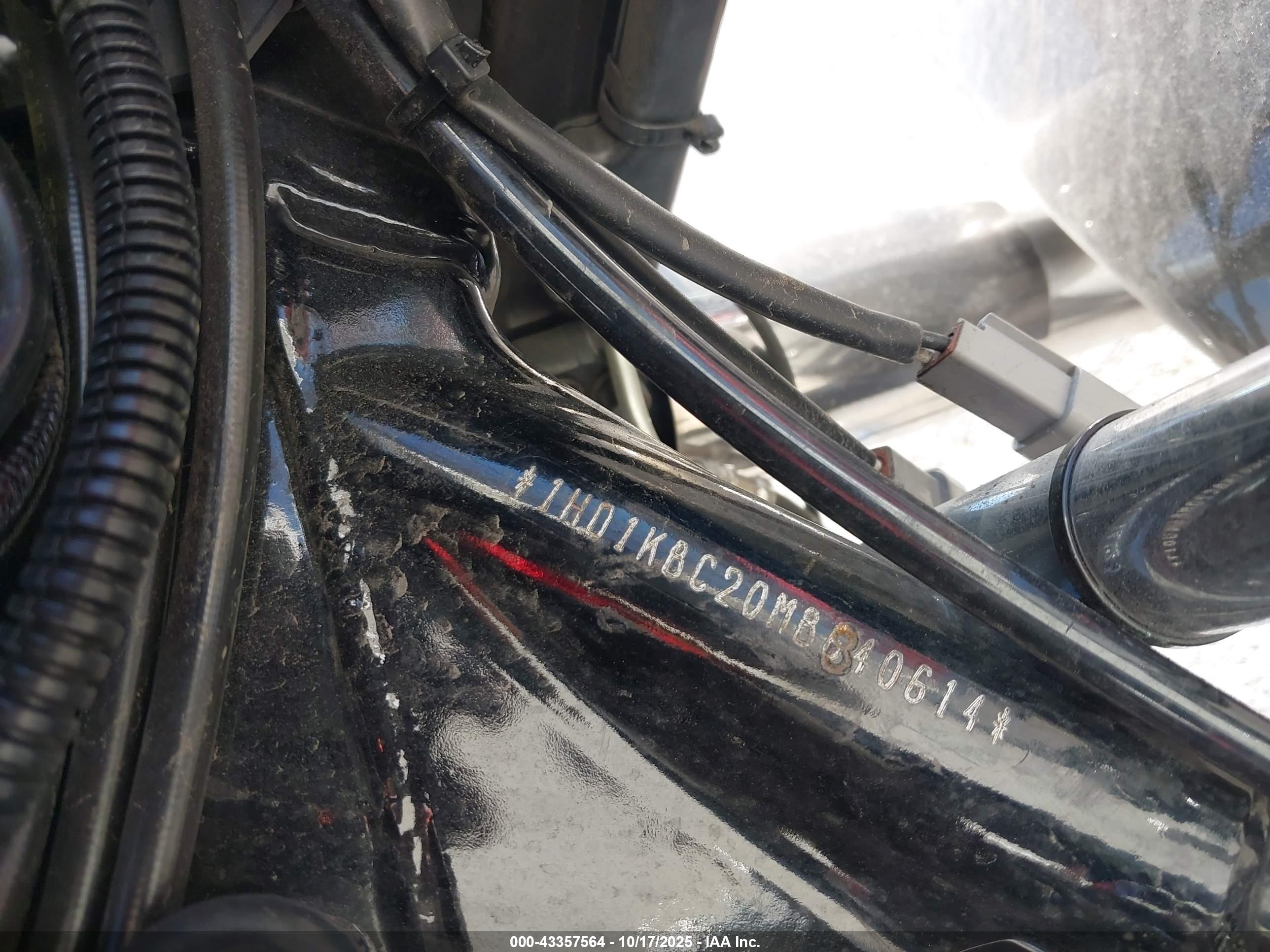 HARLEY-DAVIDSON FLHX image 10
